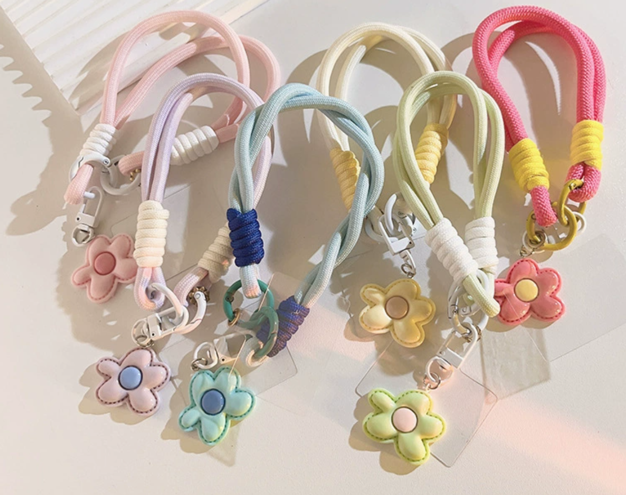 Colorful flower-printed mobile phone lanyards are fashionable, trendy and portable, with multiple colors