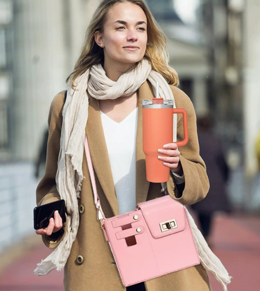 Hot-selling outdoor portable beverage bottles, water cups, bags, universal large insulated cups, pink single-shoulder crossbody Application Scenario