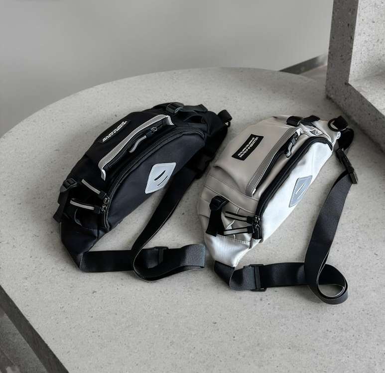 The multi-color spliced casual waist bag in beige, black and gray is a simple, fashionable and multi-functional sports bag suitable for both men and women details Picture