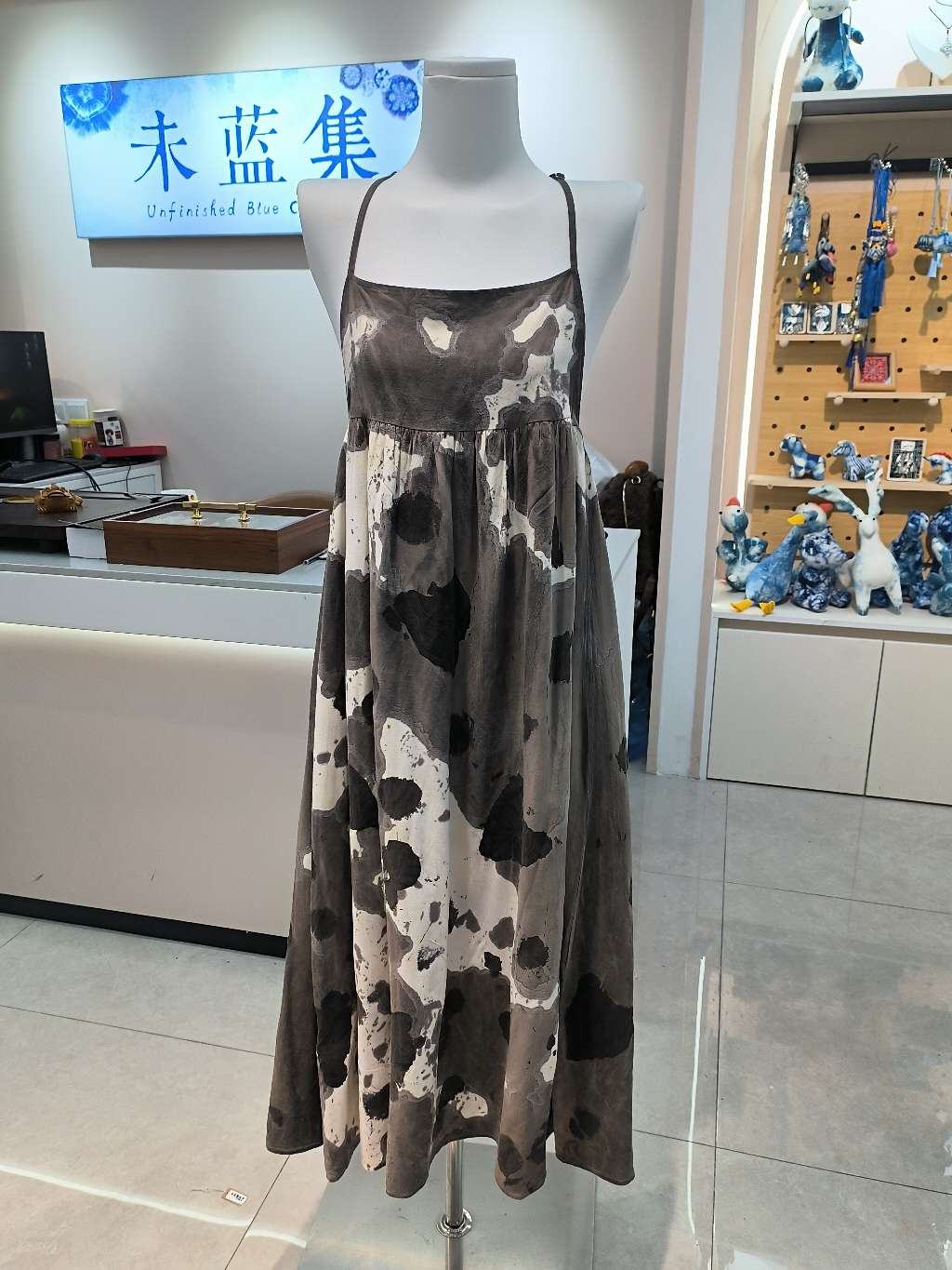A trendy style of long, long-sleeved, sexy halter dress for seaside vacation with ink-wash patterns in gray, white and black