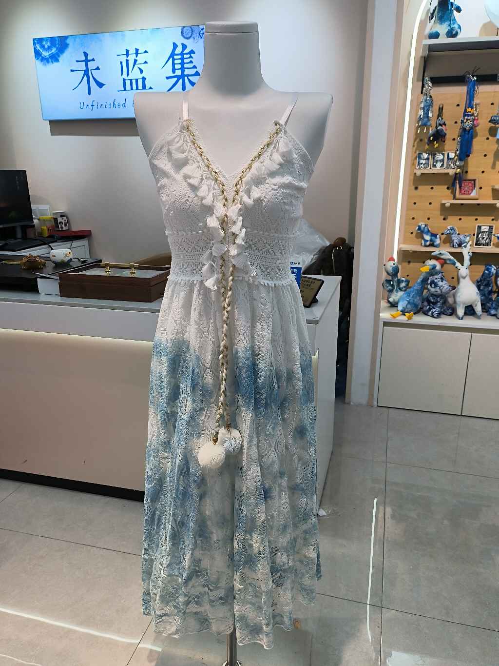 White lace blue-dyed long dress, trendy short-sleeved, fashionable spring and autumn women's coat, elegant and versatile new product recommendation