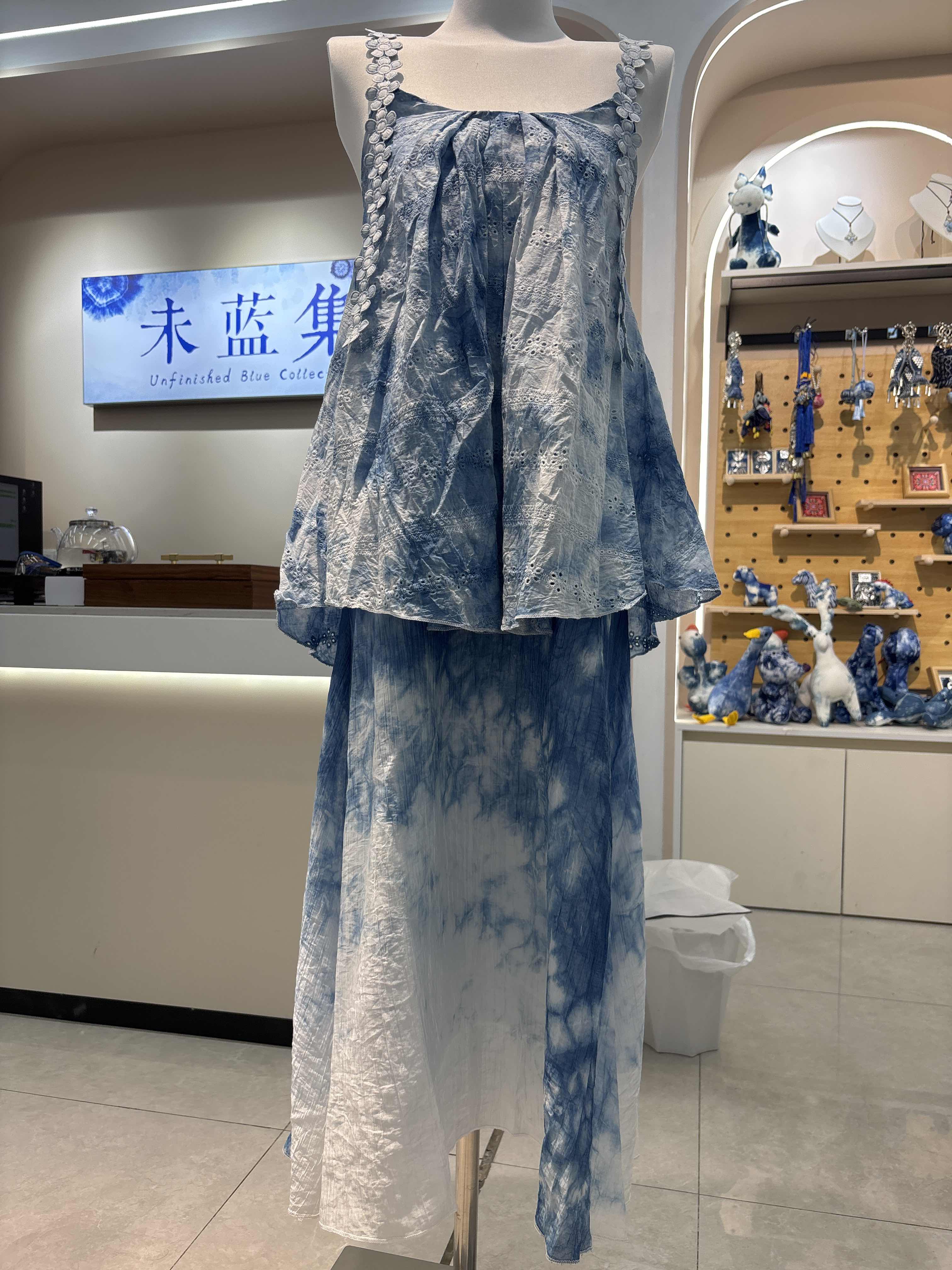 Blue and white tie-dyed halter dress set, off-the-shoulder short-sleeved, casual dress, fun silicone products