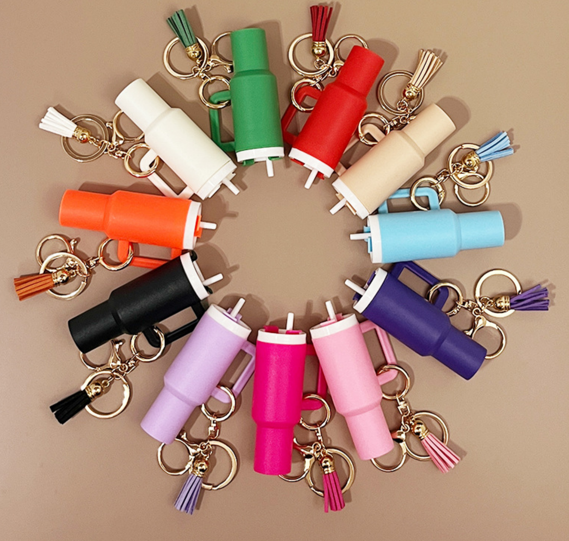 The color of the solid-colored metal ring pendant for the car cup is random