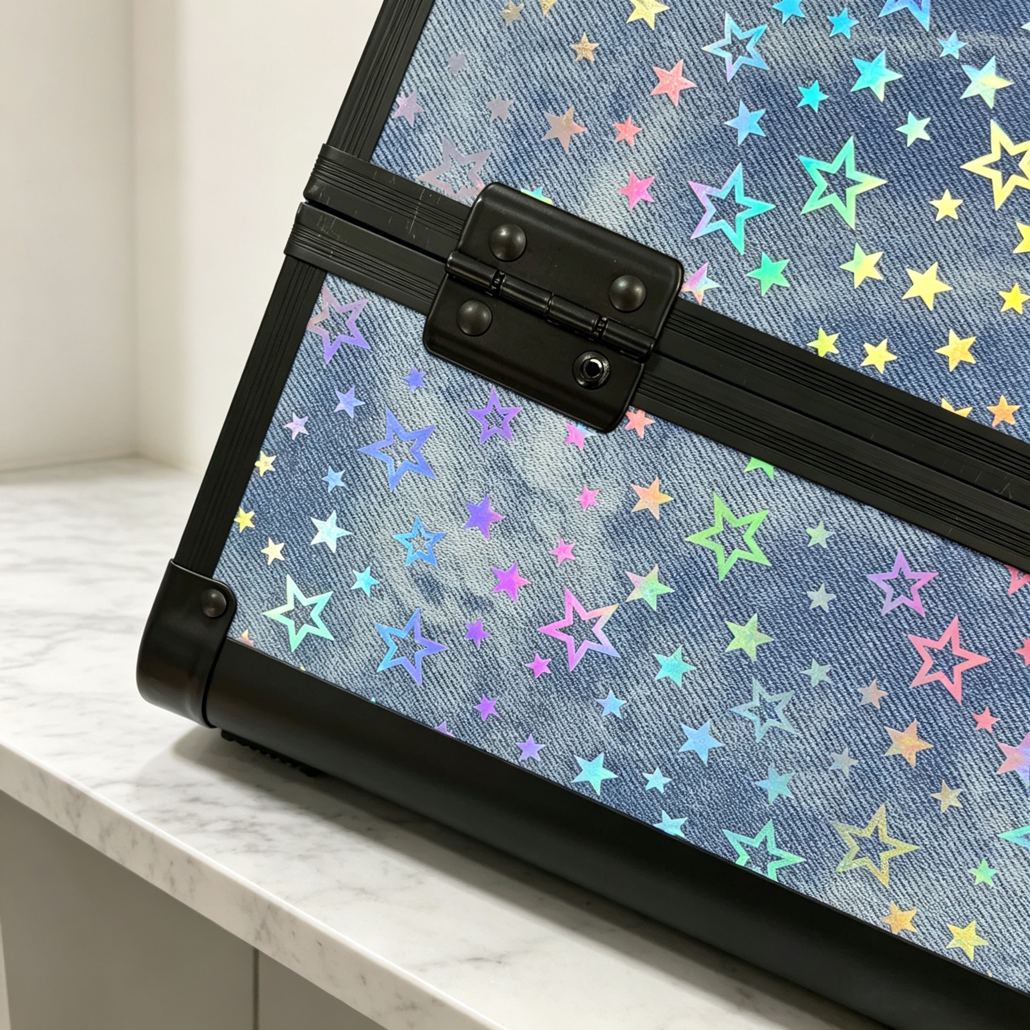 Laser blue star pattern aluminum alloy makeup case, hand-held open-layer large-capacity multi-layer storage box, reinforced corner guard with lock, makeup artist's special toolbox, household makeup and nail care products, high appearance level, Aidihua 1403XX Application Scenario