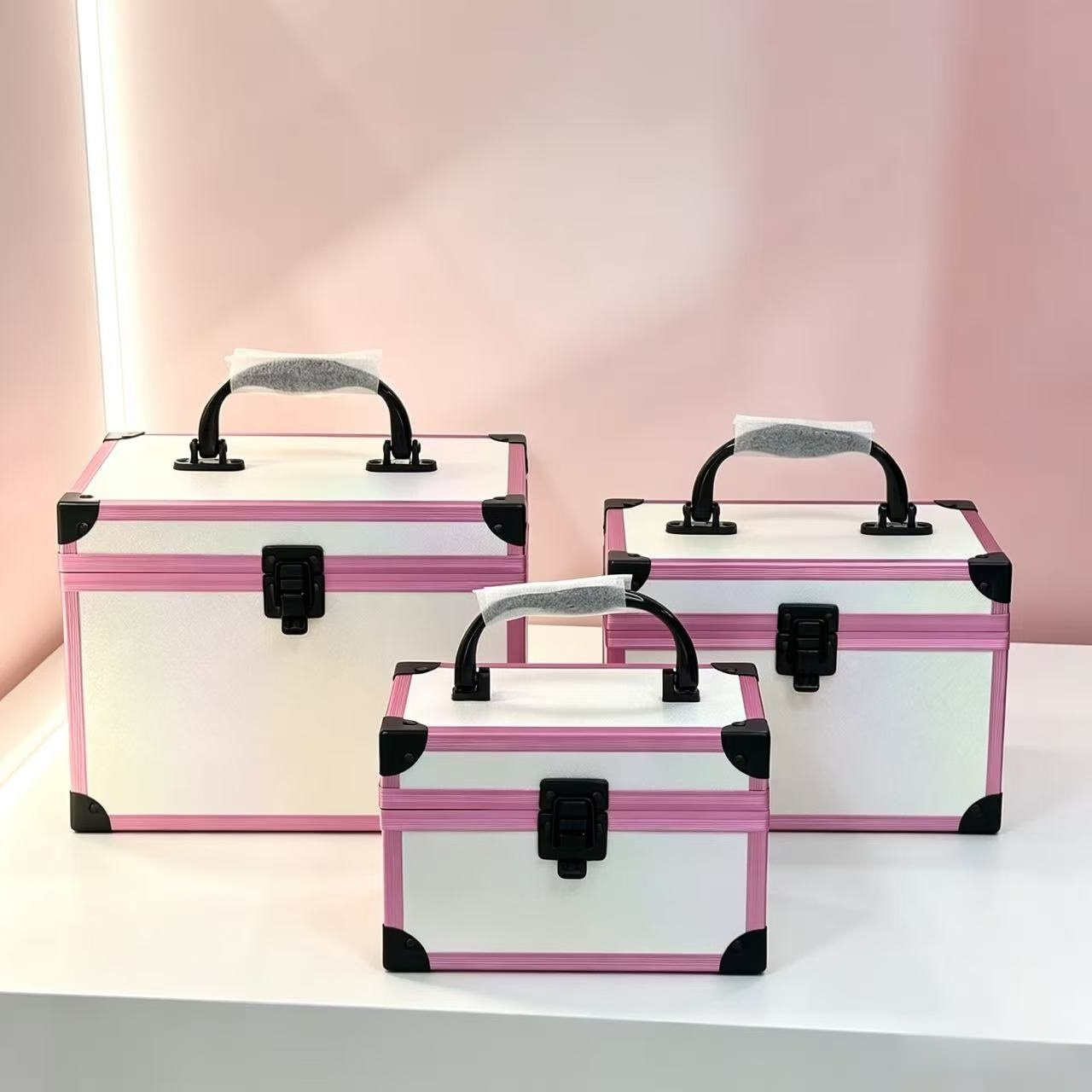 Three-piece set: Iridic pearl pink aluminum frame makeup box, black corner reinforced lock hand-held storage box, pink inner large-capacity beauty box, nail art toolbox, home jewelry storage box, exquisite and portable, Aidihua 070SZ details Picture