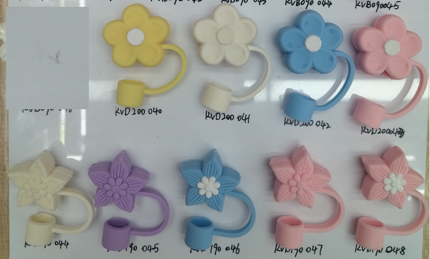 The color of the silicone straw cap is random