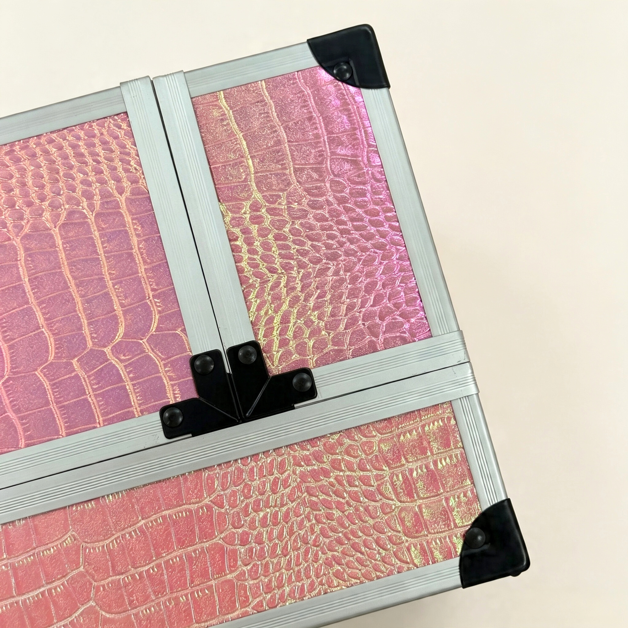 Iridery crocodile pattern aluminum frame makeup box, hand-held double opening tray, large capacity storage box, reinforced corner guard, lock, professional makeup artist toolbox, home makeup and nail art, high appearance level, portable storage box, Adihua 232SP Application Scenario