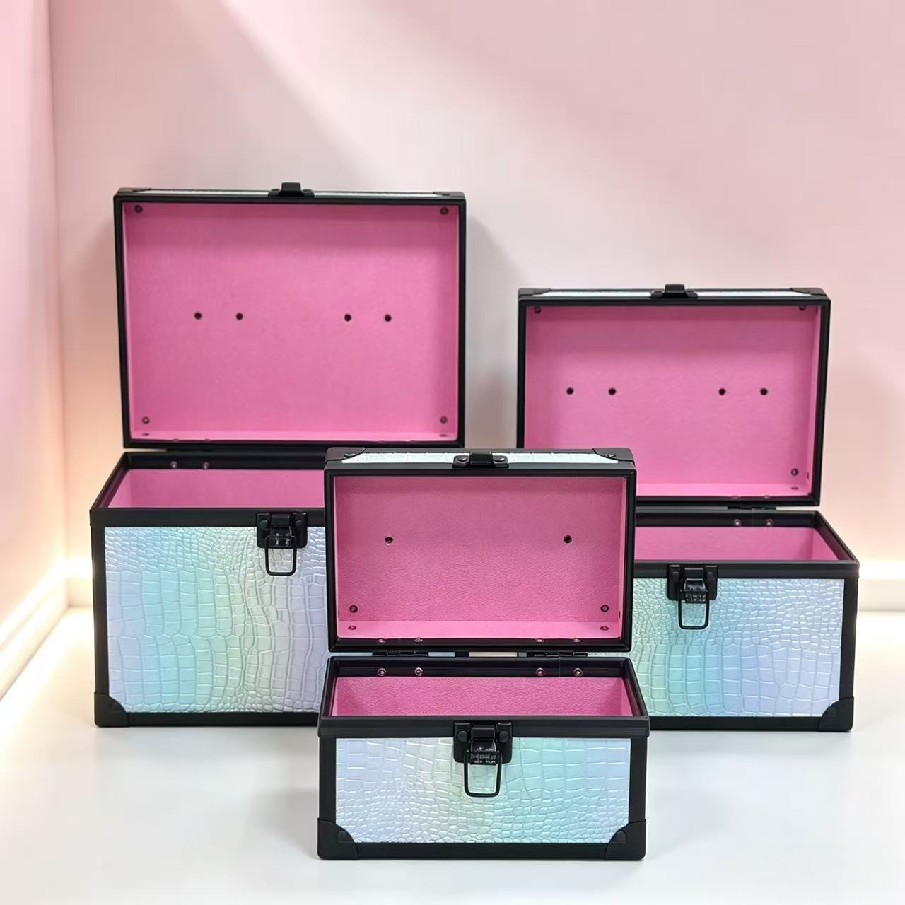 Three-piece set: Laser irider crocodile pattern makeup box, hand-held aluminum frame storage box, pink inner lock jewelry box, portable retro beauty box, home nail art tool storage box, high-end storage box, Adihua 070SP Application Scenario