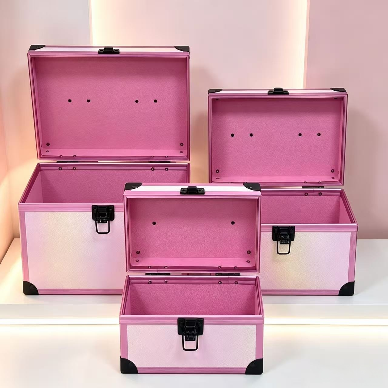 Three-piece set: Iridic pearl pink aluminum frame makeup box, black corner reinforced lock hand-held storage box, pink inner large-capacity beauty box, nail art toolbox, home jewelry storage box, exquisite and portable, Aidihua 070SZ Application Scenario