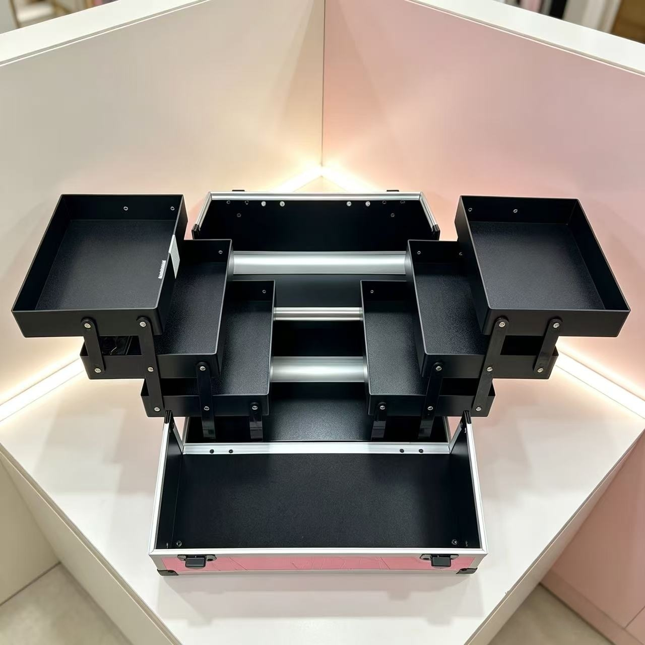 Crocodile-patterned aluminum frame makeup box, hand-held three-layer open tray, large-capacity storage box, reinforced corner guard, double-lock design, professional makeup artist toolbox, home portable, exquisite, high appearance level organization and storage box, Adihua 1503EY Item Picture