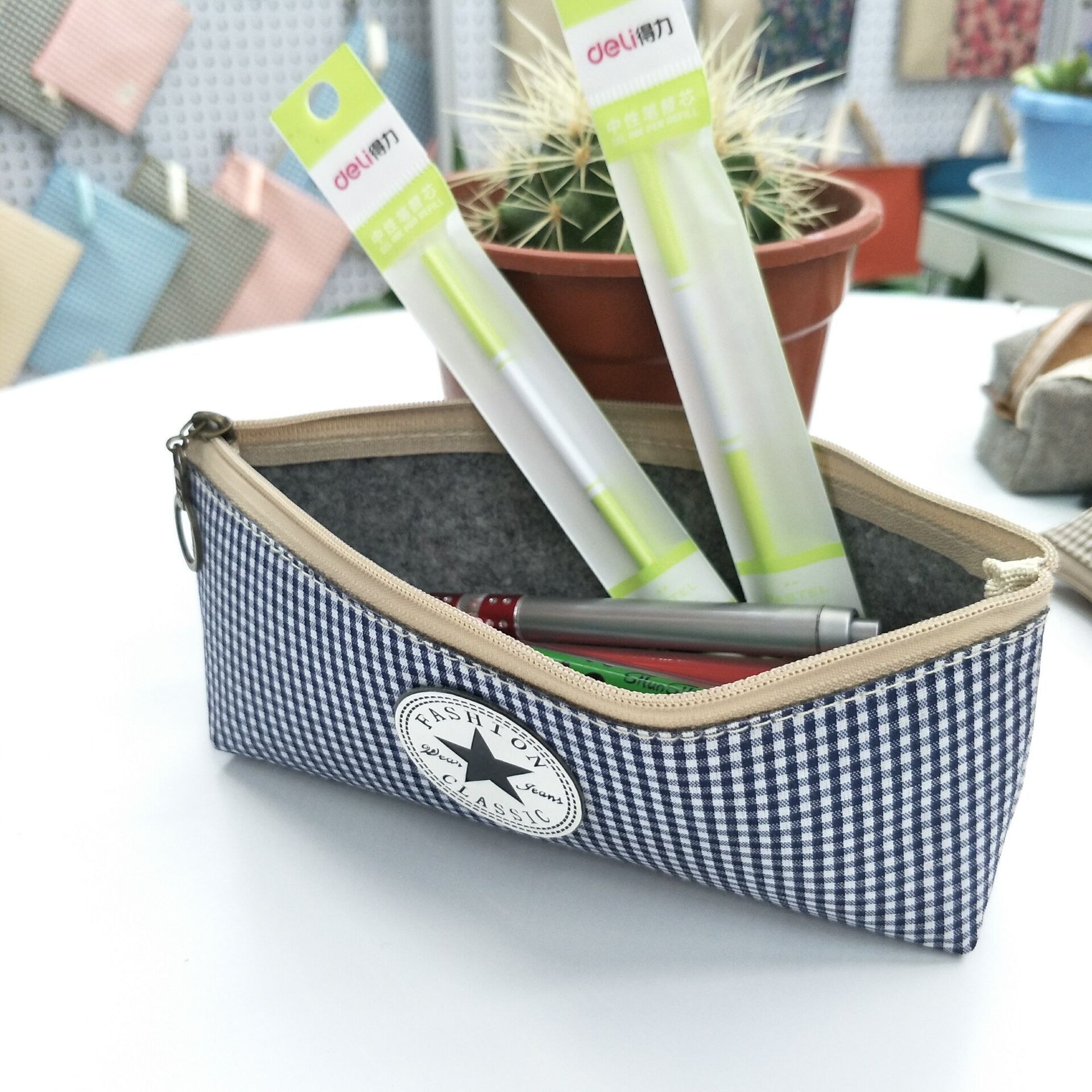 Buhe Chu Office Culture Learning Stationery Pen Bag Buhe Chu Classic Grid British Style Creative New Environmental Fabric Large Bag Zipper Stationery Bag