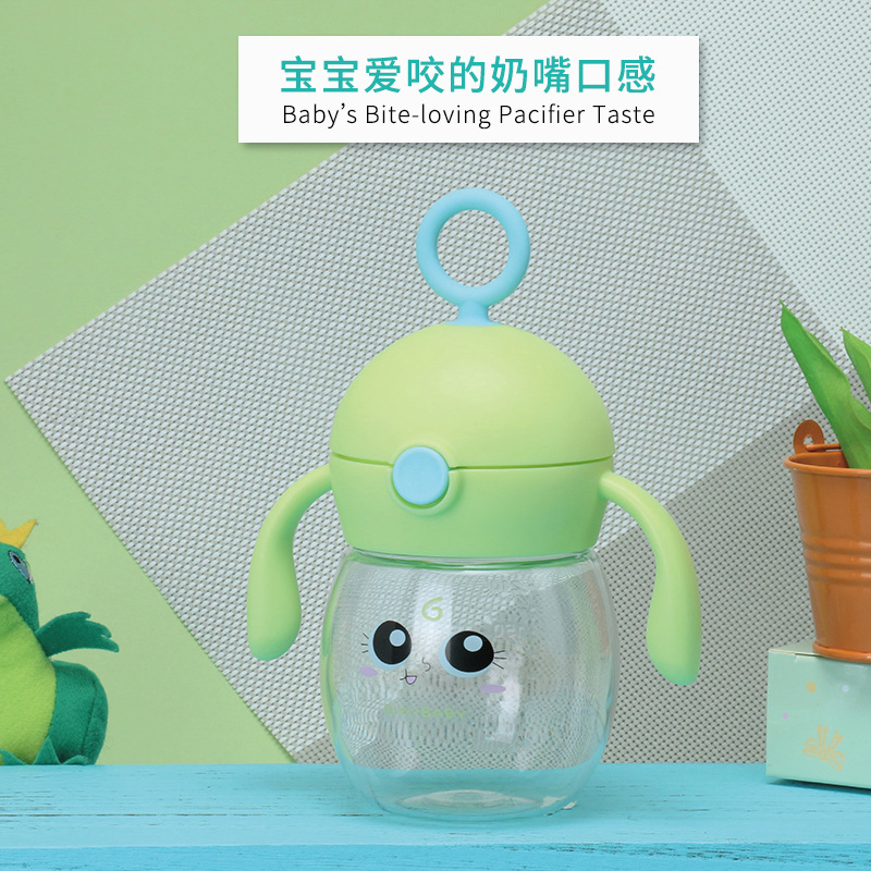 Yiwu Good Goods Cute Expression Tritan Children's Straw Water Cup Baby Safety Material Fall Resistant Strap Handle Portable Drinking Cup -1006/36591 Application Scenario