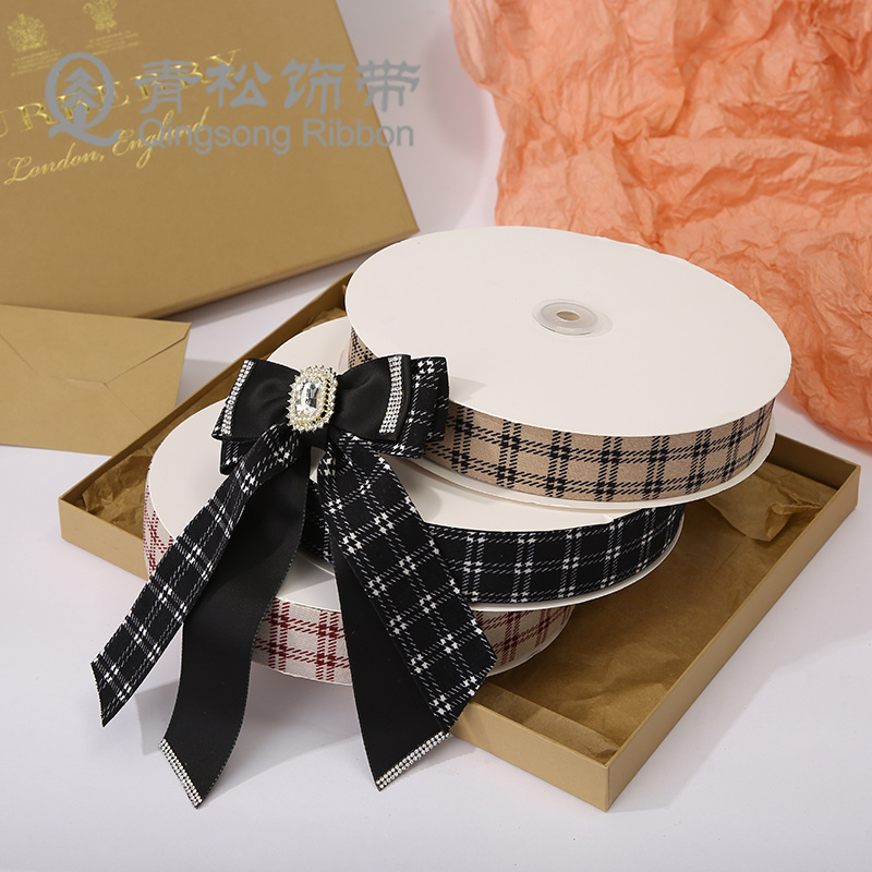 Green pine ribbons, autumn and winter retro checkered woven ribbons, bows, ribbon cards, DIY through woven ribbons, children's hair accessories, diy pendants, gift packaging, clothing materials, clothing accessories, lace, flower packaging, ribbon cakes, gift boxes, binding straps details Picture