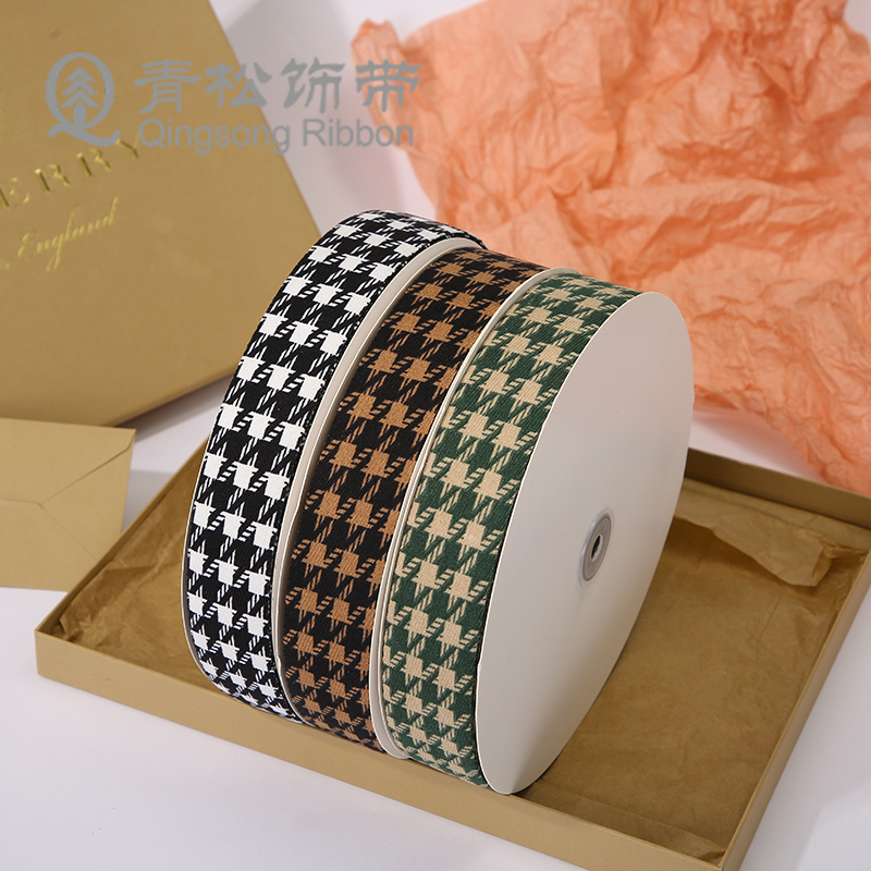 Green pine ribbons, autumn and winter retro checkered woven ribbons, bows, ribbon cards, DIY through woven ribbons, children's hair accessories, diy pendants, gift packaging, clothing materials, clothing accessories, lace, flower packaging, ribbon cakes, gift boxes, binding straps Application Scenario