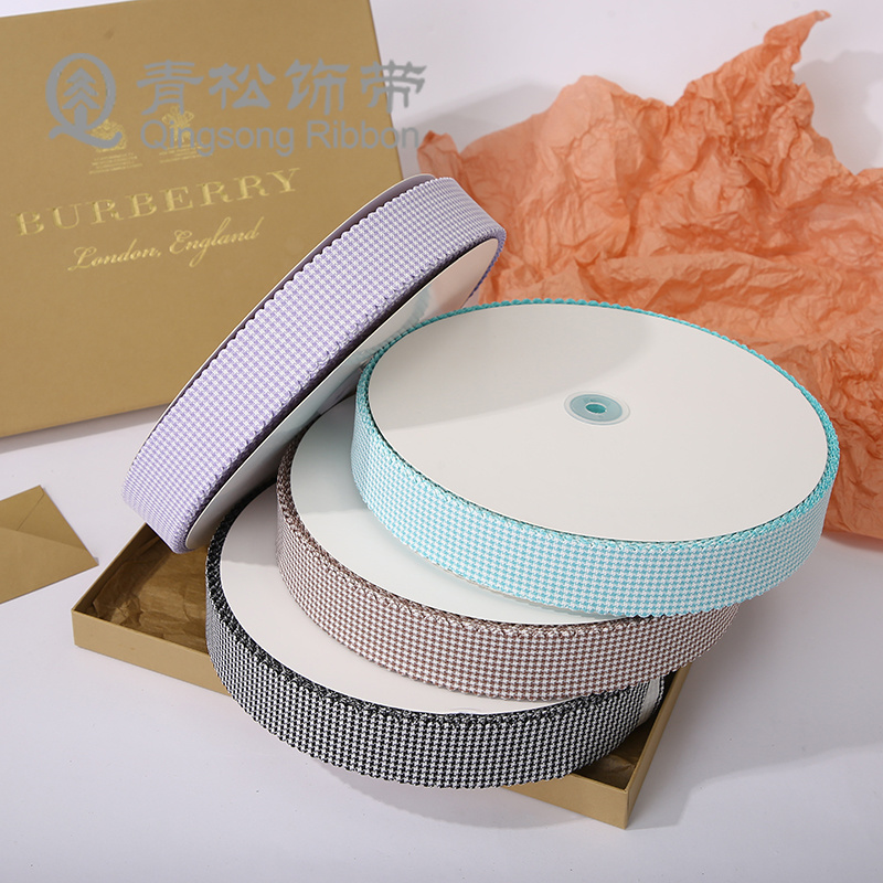 Green pine ribbons, fresh wavy fine checkered webbing, bow ribbons, ribbon cards, DIY through webbing, children's hair accessories, lace pendants, gift packaging, clothing materials, clothing accessories, lace, flower packaging, ribbon cakes, gift boxes, binding straps Application Scenario