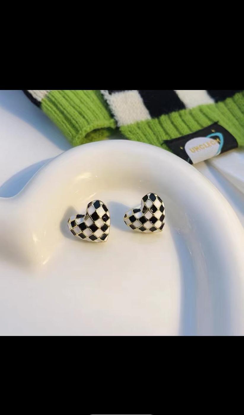 美之琴饰品077韩版爱心黑白棋盘格时尚耳钉