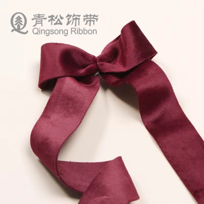 Green pine ribbons, double-sided velvet ribbons for autumn and winter, bow ribbons, ribbon cards, DIY through ribbons, children's hair accessories, diy pendants, gift packaging, clothing materials, clothing accessories, lace, flower packaging, ribbon cakes, gift boxes, binding straps Application Scenario