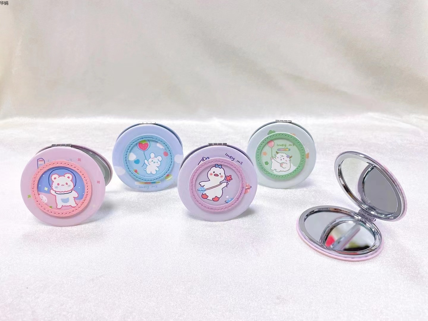 Cute cartoon portable little mirror, girls' portable makeup mirror, student style, personalized flowing sand, customizable to relieve mood Application Scenario