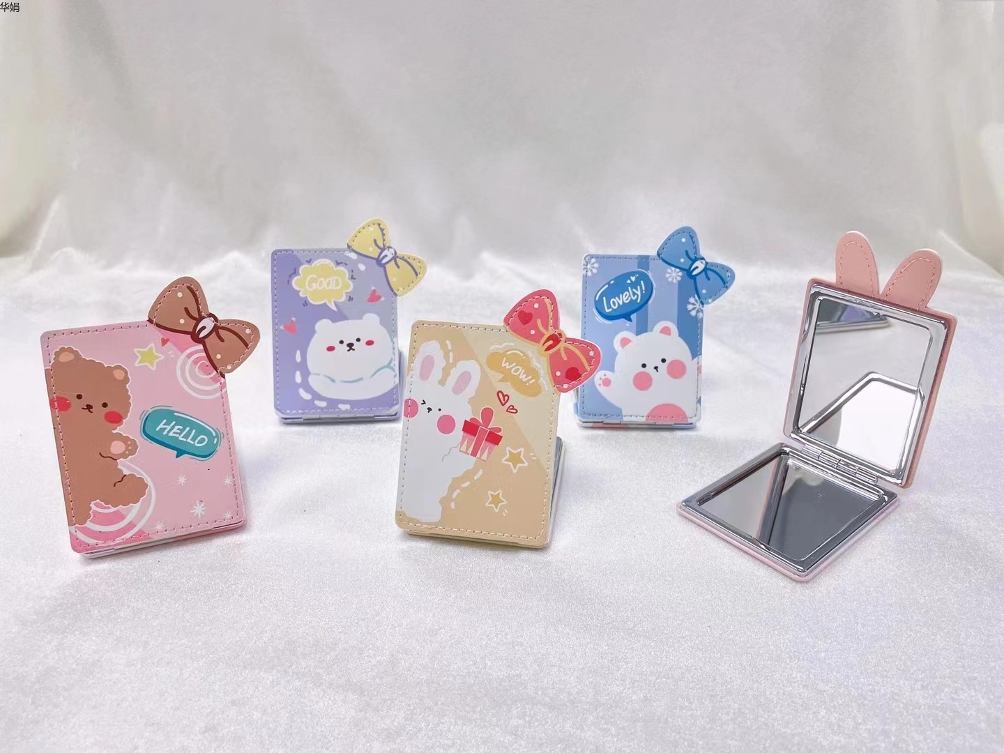 Cute cartoon portable little mirror, girls' portable makeup mirror, student style, personalized flowing sand, customizable to relieve mood Specification image