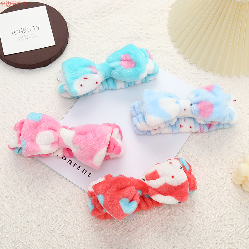 Half the Sky Accessories, a popular online hit, features a plush cartoon bow, a fashionable makeup and hair band for women, a sleeping headband and a headpiece