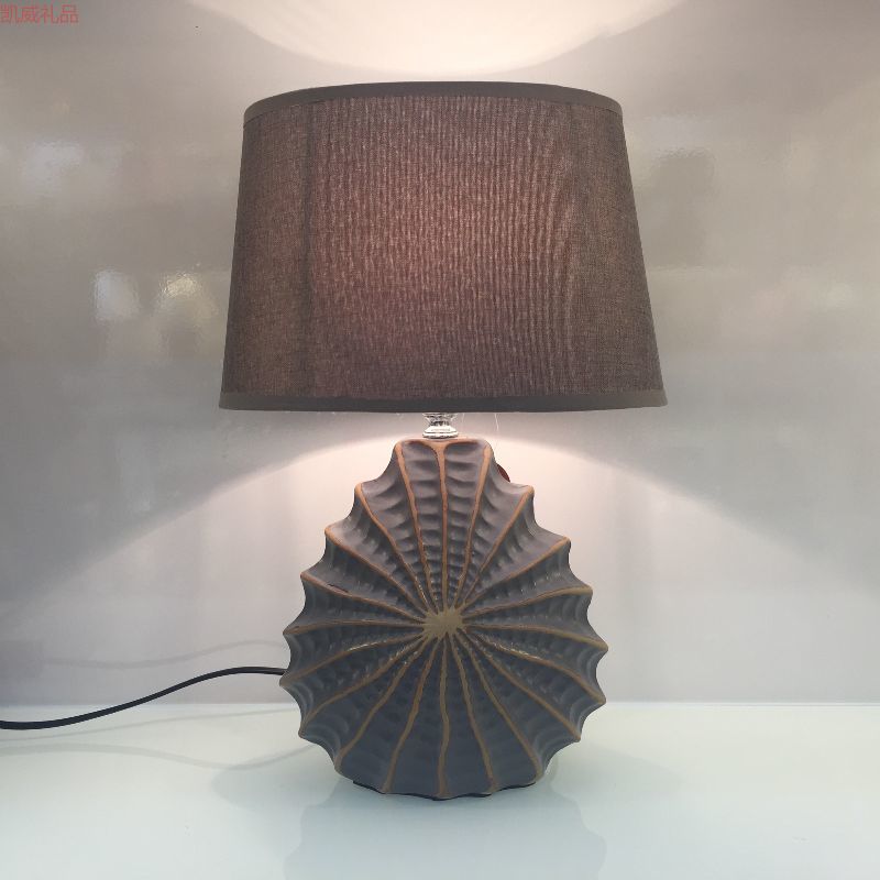 Close-up of geometric Art Deco details on Kaiwei ceramic lamp