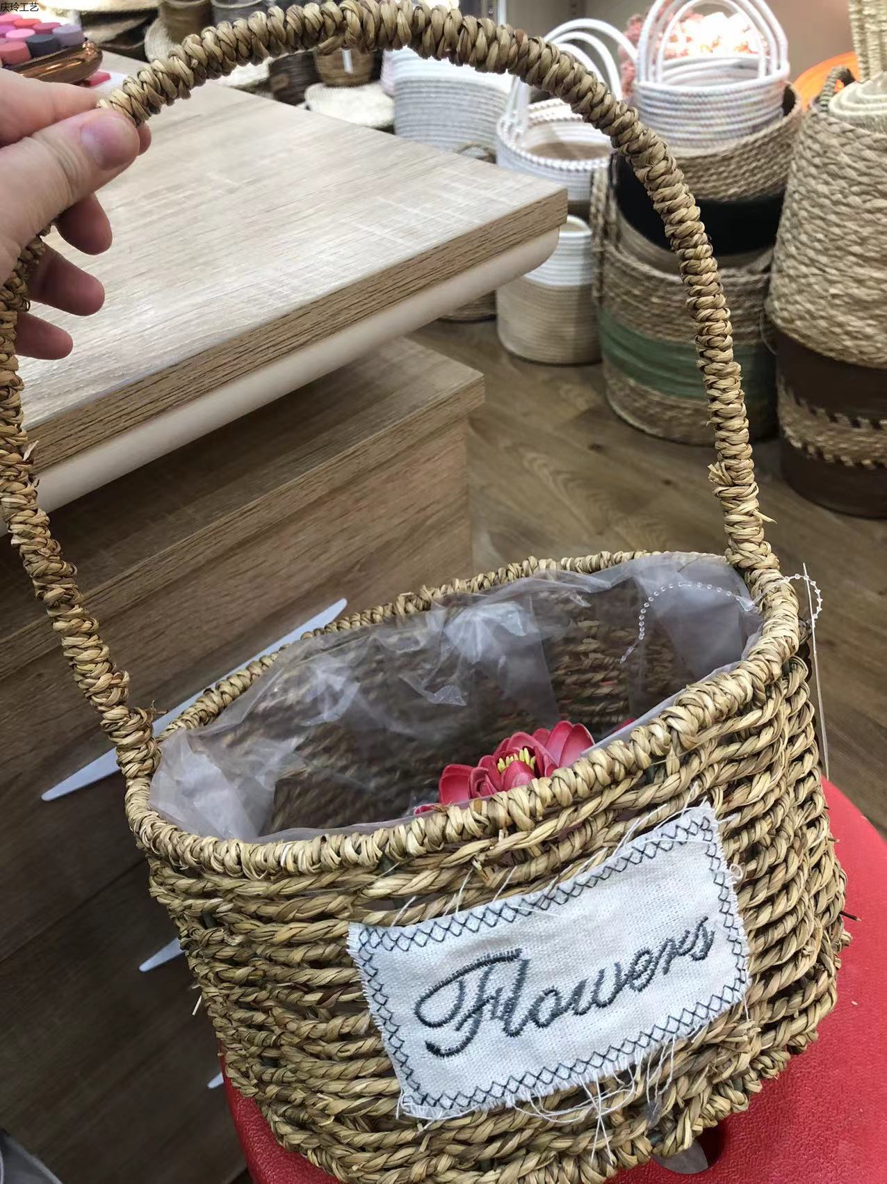 Qingling Craft Gifts: Straw woven round flower baskets, flower arrangement baskets, woven hand-held baskets Application Scenario