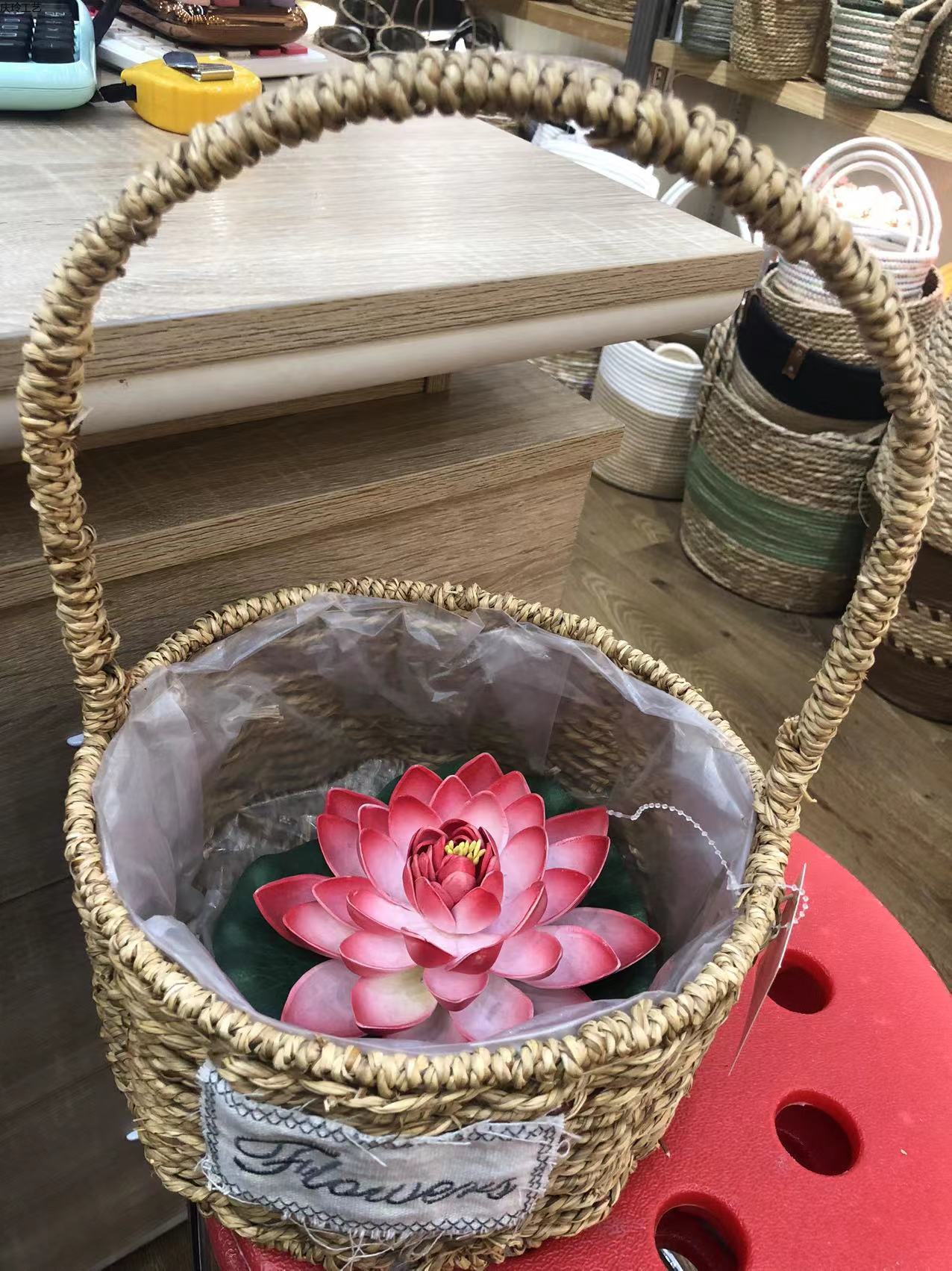 Qingling Craft Gifts: Straw woven round flower baskets, flower arrangement baskets, woven hand-held baskets Specification image