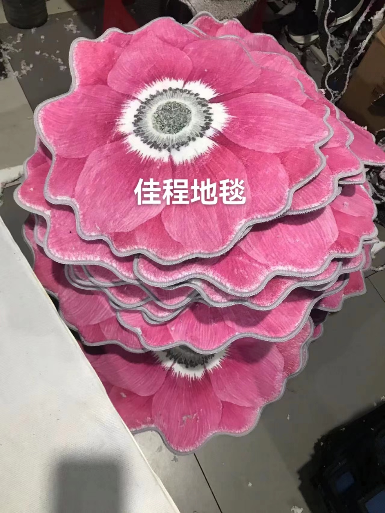 New flower-shaped floor mat, faux cashmere printed floor mat, large flower carpet, bedside mat, living room carpet, anti-slip mat, anti-slip dot plastic base pattern, style, fabric, comfortable and soft, 50*50cmcm full figure