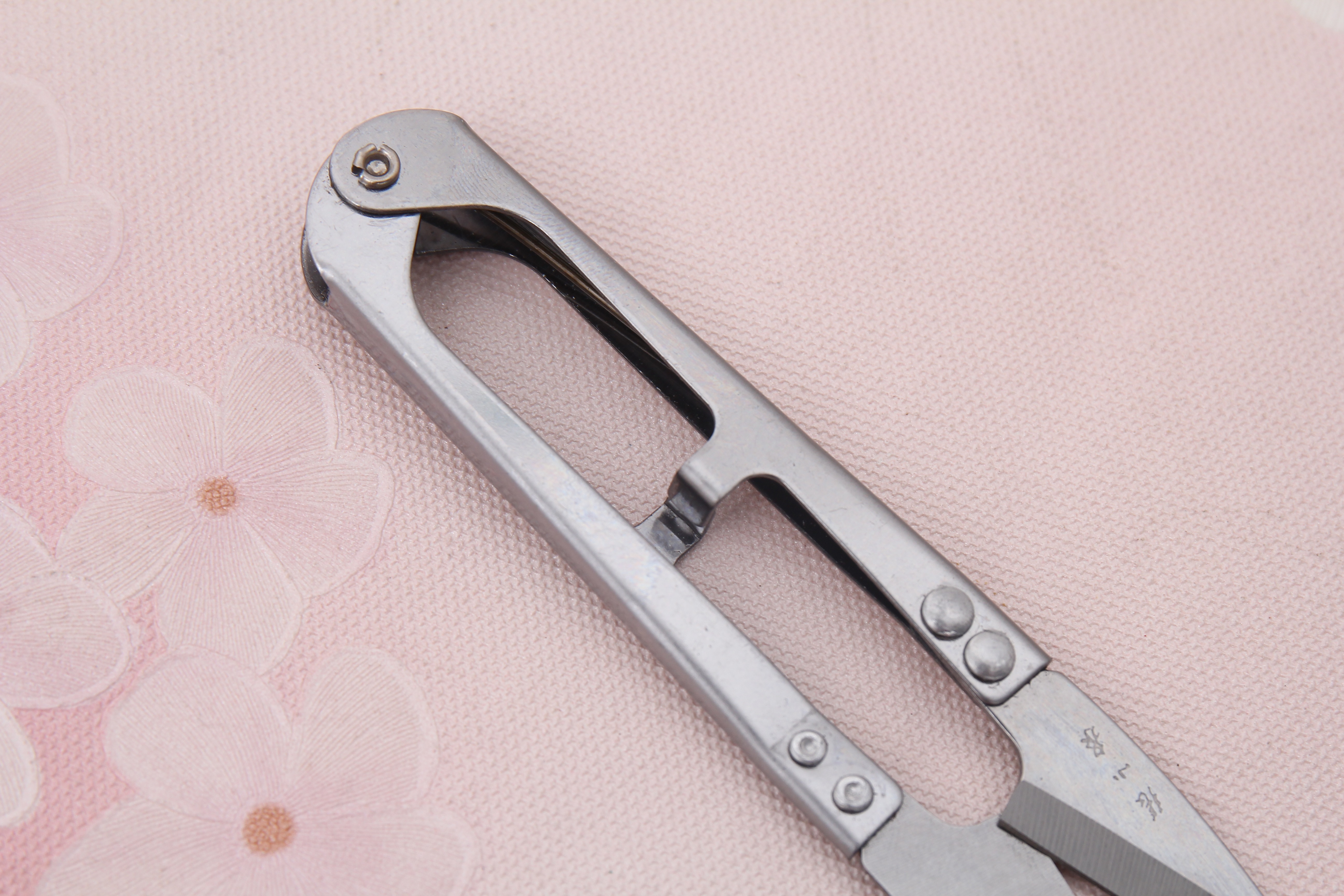 张小泉纱剪不锈钢纱剪 修剪线头弹簧剪十字绣U型剪缝纫剪TB-453详情5