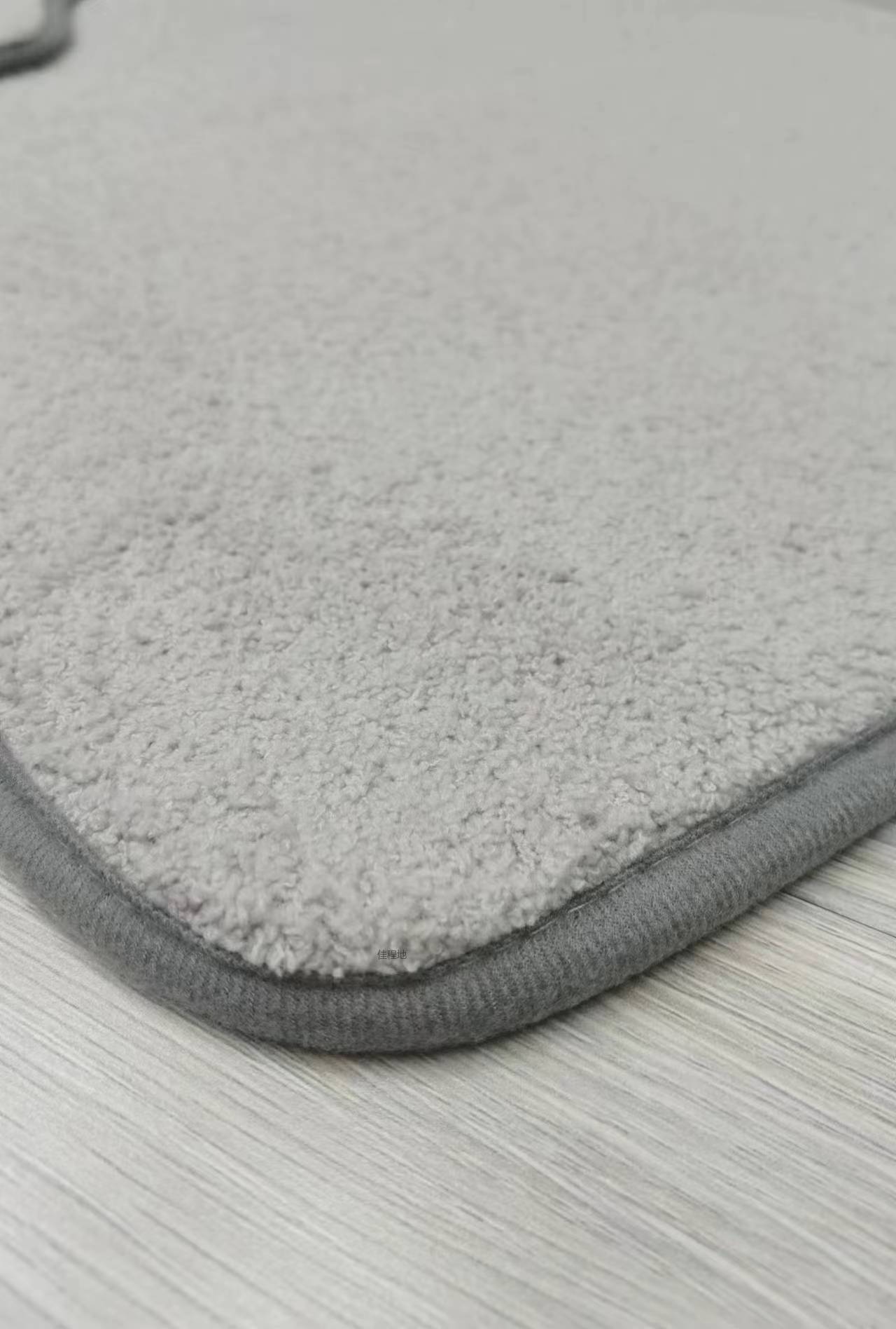 Dot plastic base solid color Milanese velvet floor mat, foot mat, absorbent anti-slip mat, door mat, toilet two-piece set, bathroom combination mat. Standard 5 colors, mixed color, clear installation are all available. Size: 50*80/50*40cm Application Scenario