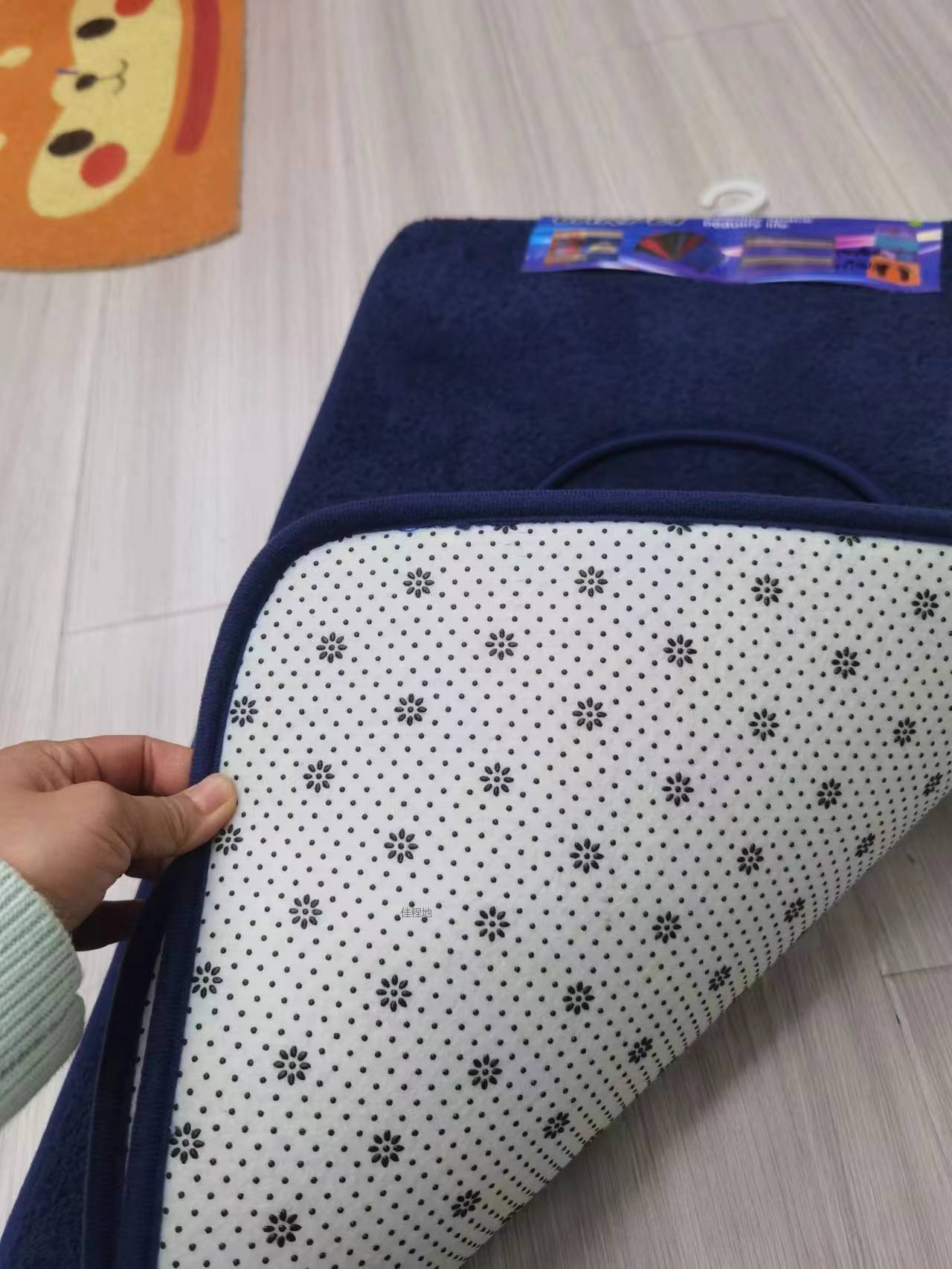 Dot plastic base solid color Milanese velvet floor mat, foot mat, absorbent anti-slip mat, door mat, toilet two-piece set, bathroom combination mat. Standard 5 colors, mixed color, clear installation are all available. Size: 50*80/50*40cm Item Picture