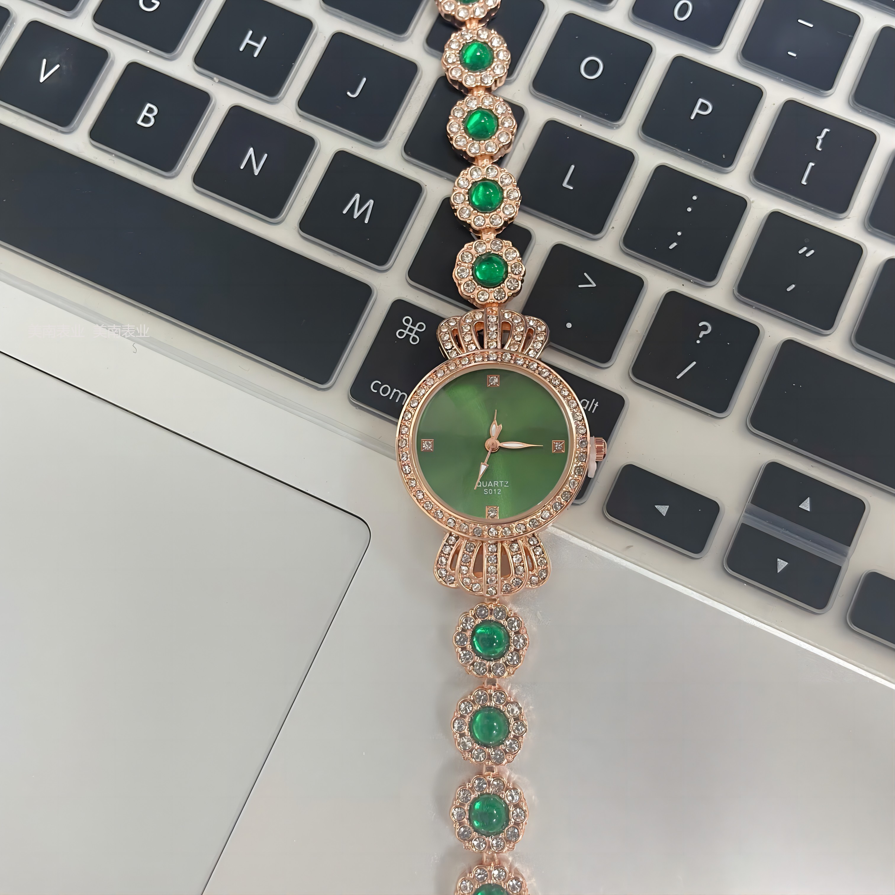 A classic and fashionable women's watch with a crown water diamond bracelet that became a bestseller in Douyin live streaming