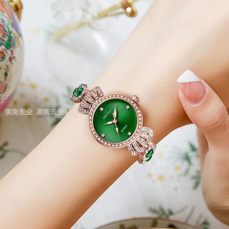 A classic and fashionable women's watch with a crown water diamond bracelet that became a bestseller in Douyin live streaming Item Picture