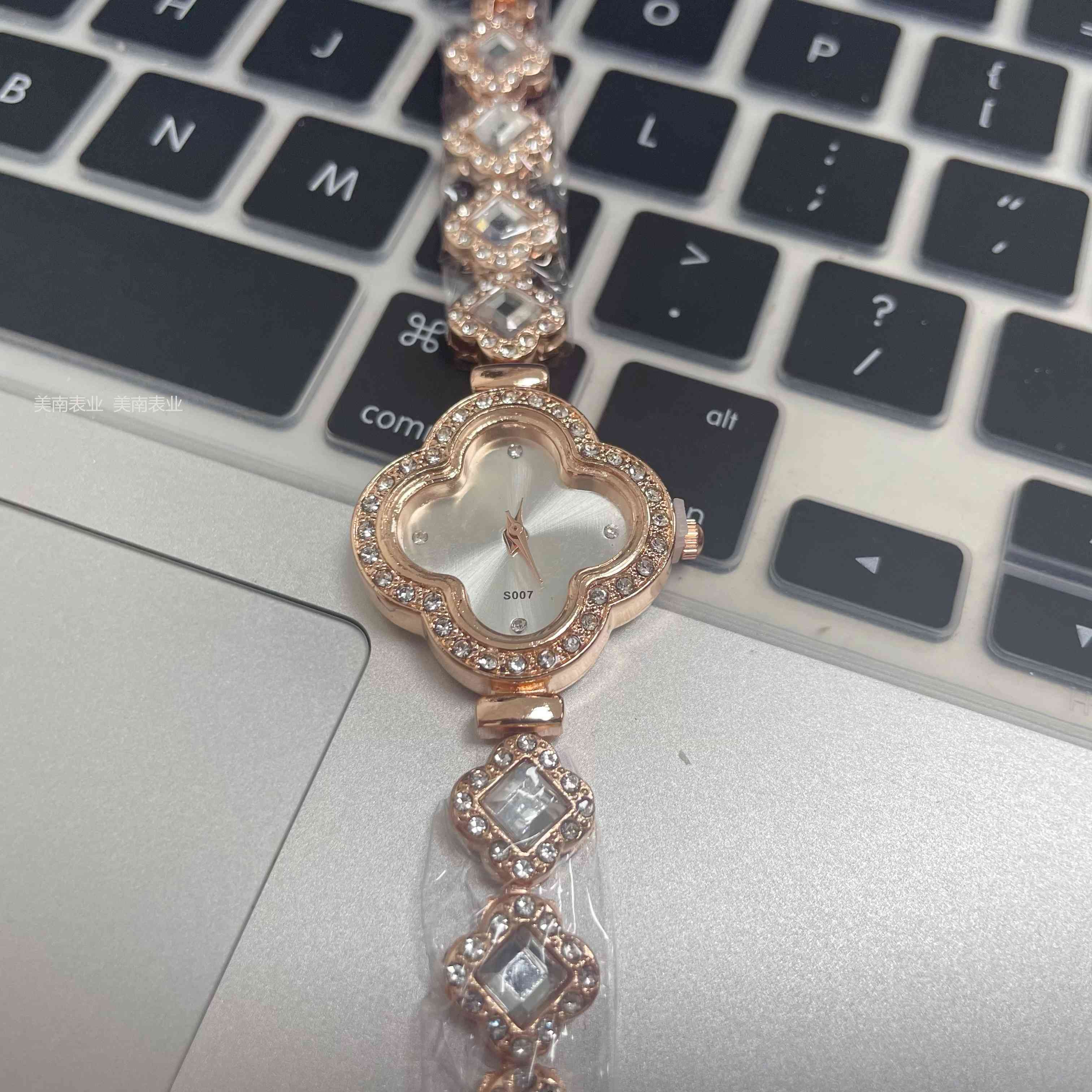 Douyin Live streaming bestseller Four-leaf Clover water diamond bracelet watch, classic and fashionable women's watch mixed color wholesale Application Scenario