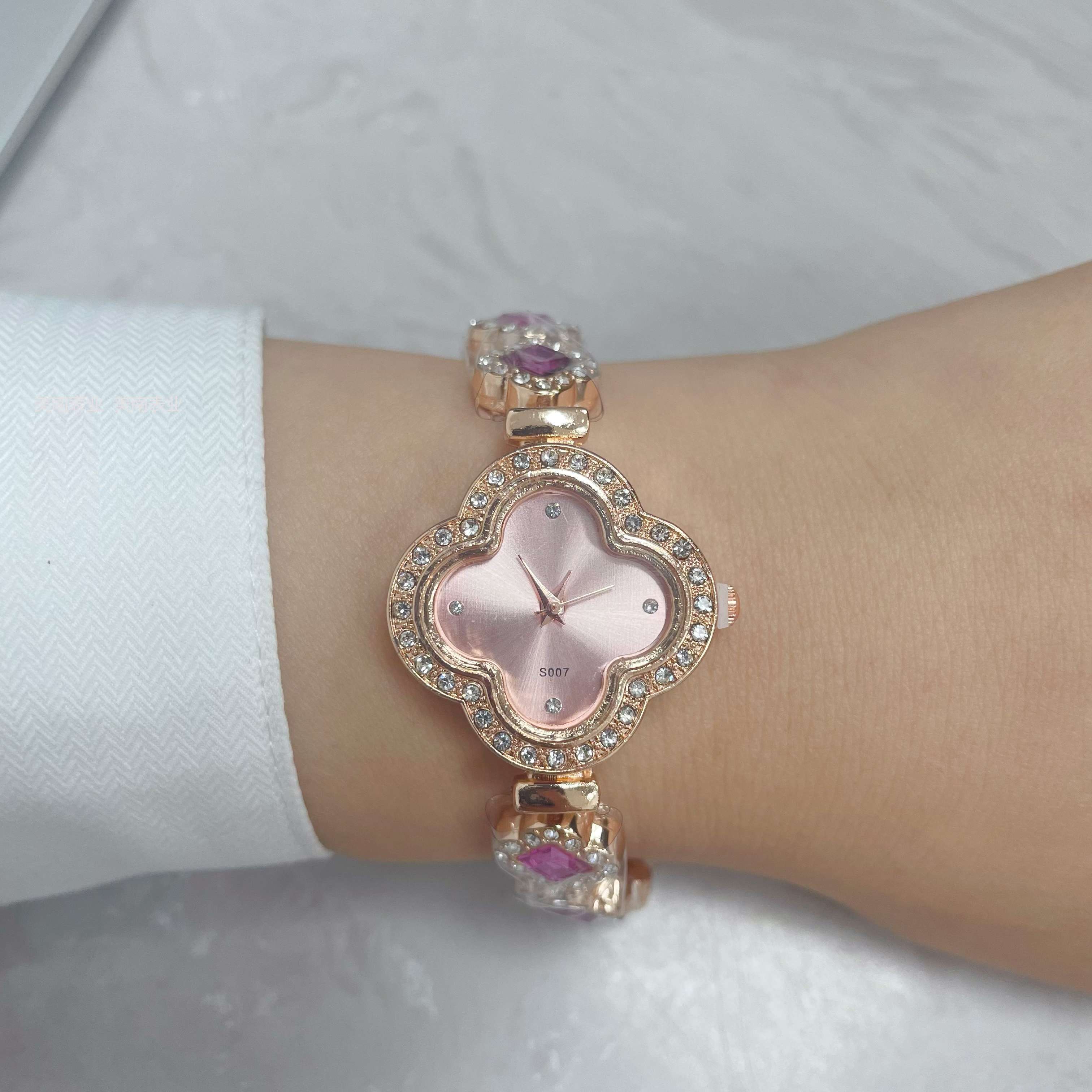 Douyin Live streaming bestseller Four-leaf Clover water diamond bracelet watch, classic and fashionable women's watch mixed color wholesale Item Picture
