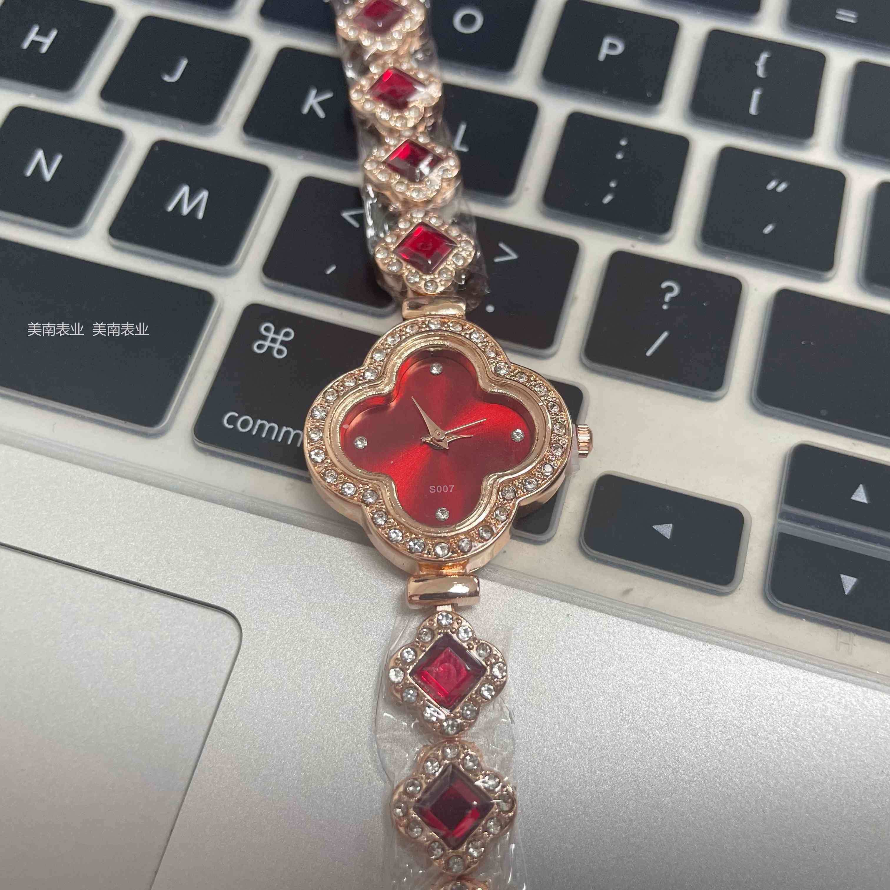 Douyin Live streaming bestseller Four-leaf Clover water diamond bracelet watch, classic and fashionable women's watch mixed color wholesale Specification image