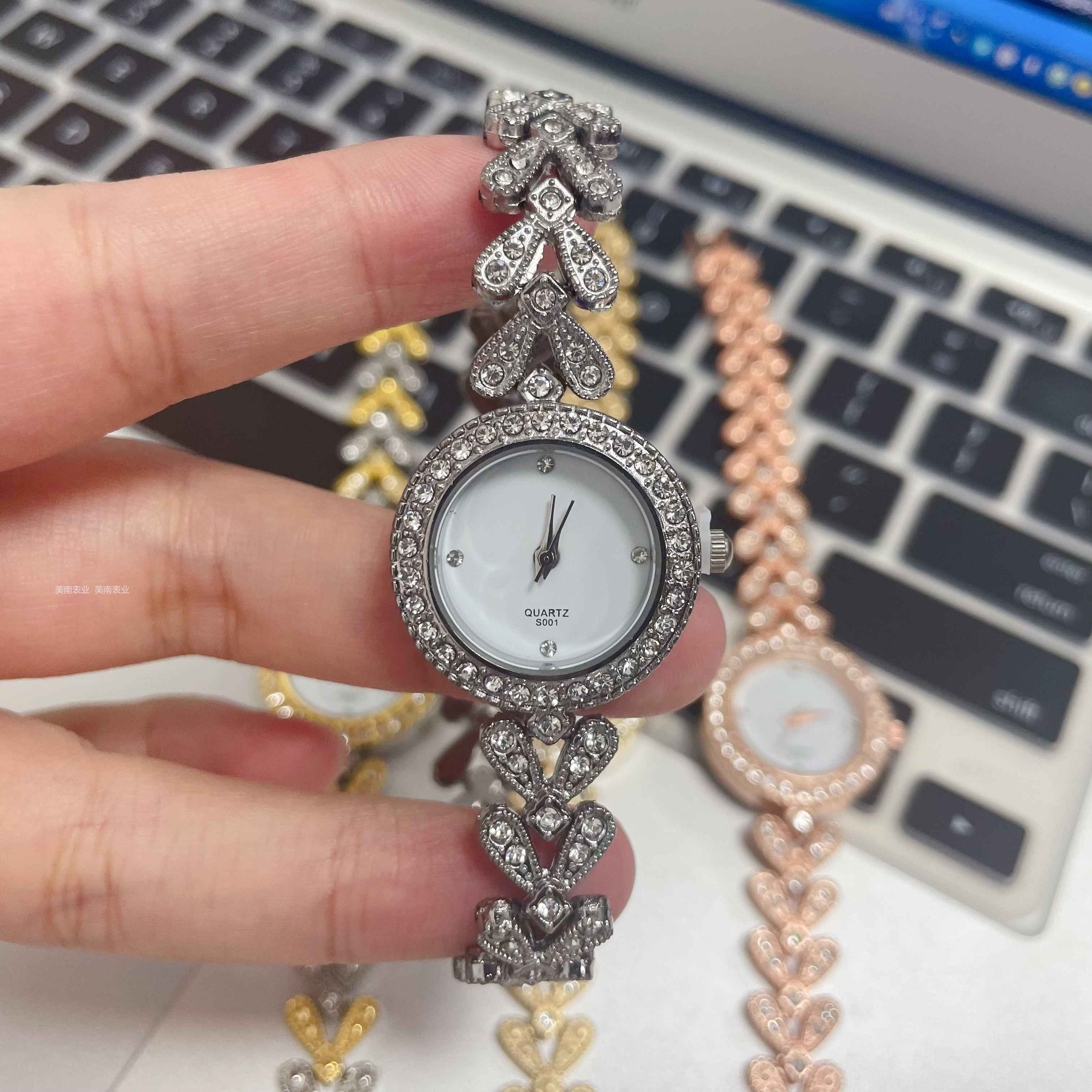 The latest classic and compact women's bracelet watch of 2023, a bestseller on Douyin and a fashionable student women's watch details Picture