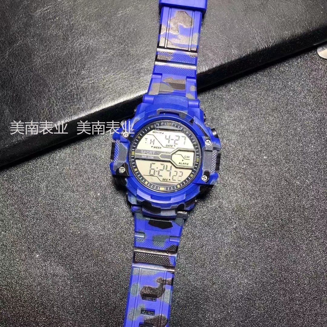 The latest sports electronic watch with a fashionable large dial and camouflage for men's outdoor multi-functional watches is selling well at the beginning of the school year Application Scenario