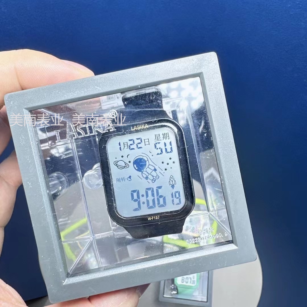 The new large-screen LED astronaut sports electronic watch and outdoor sports student watch are selling well at the beginning of the school year pic 5