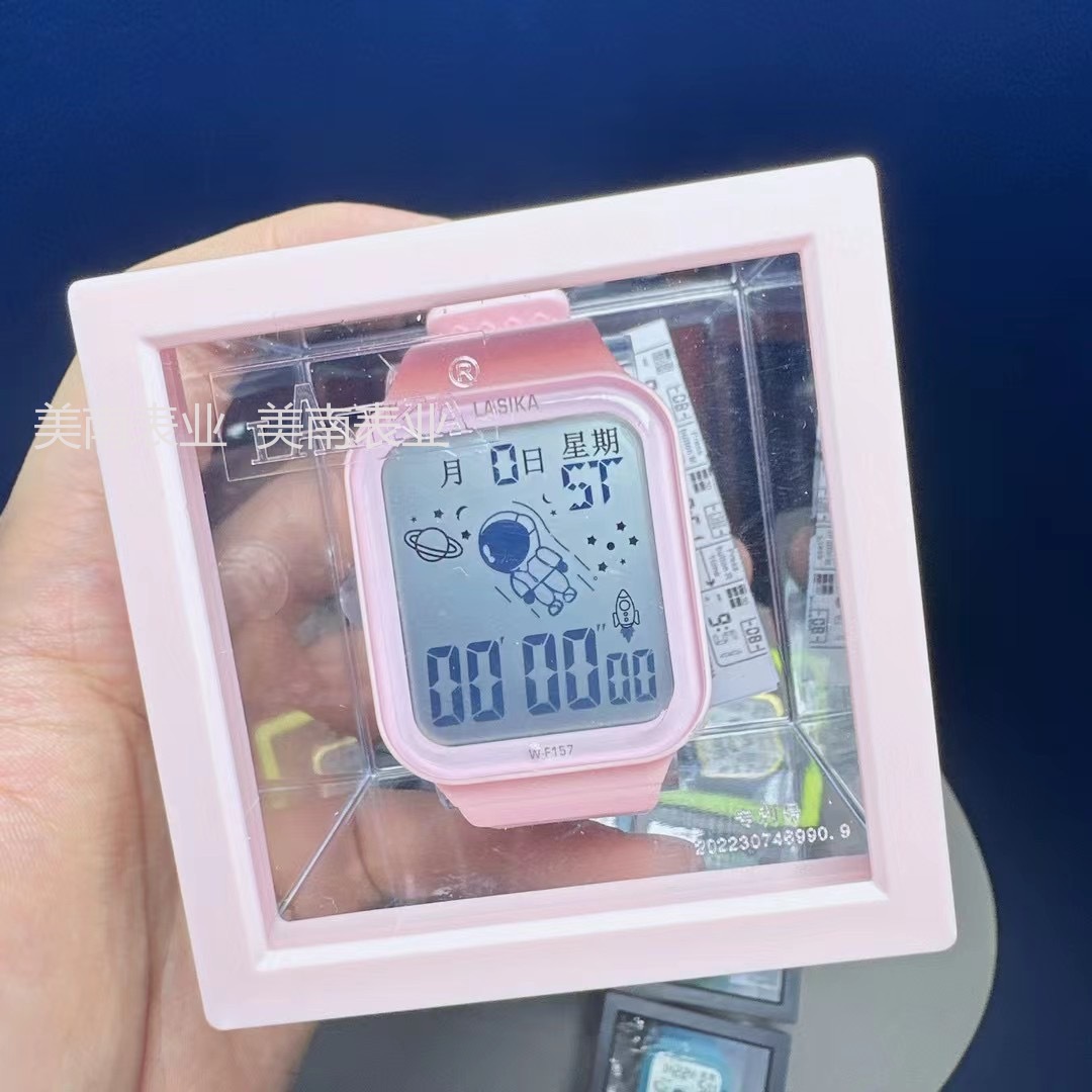 The new large-screen LED astronaut sports electronic watch and outdoor sports student watch are selling well at the beginning of the school year Application Scenario