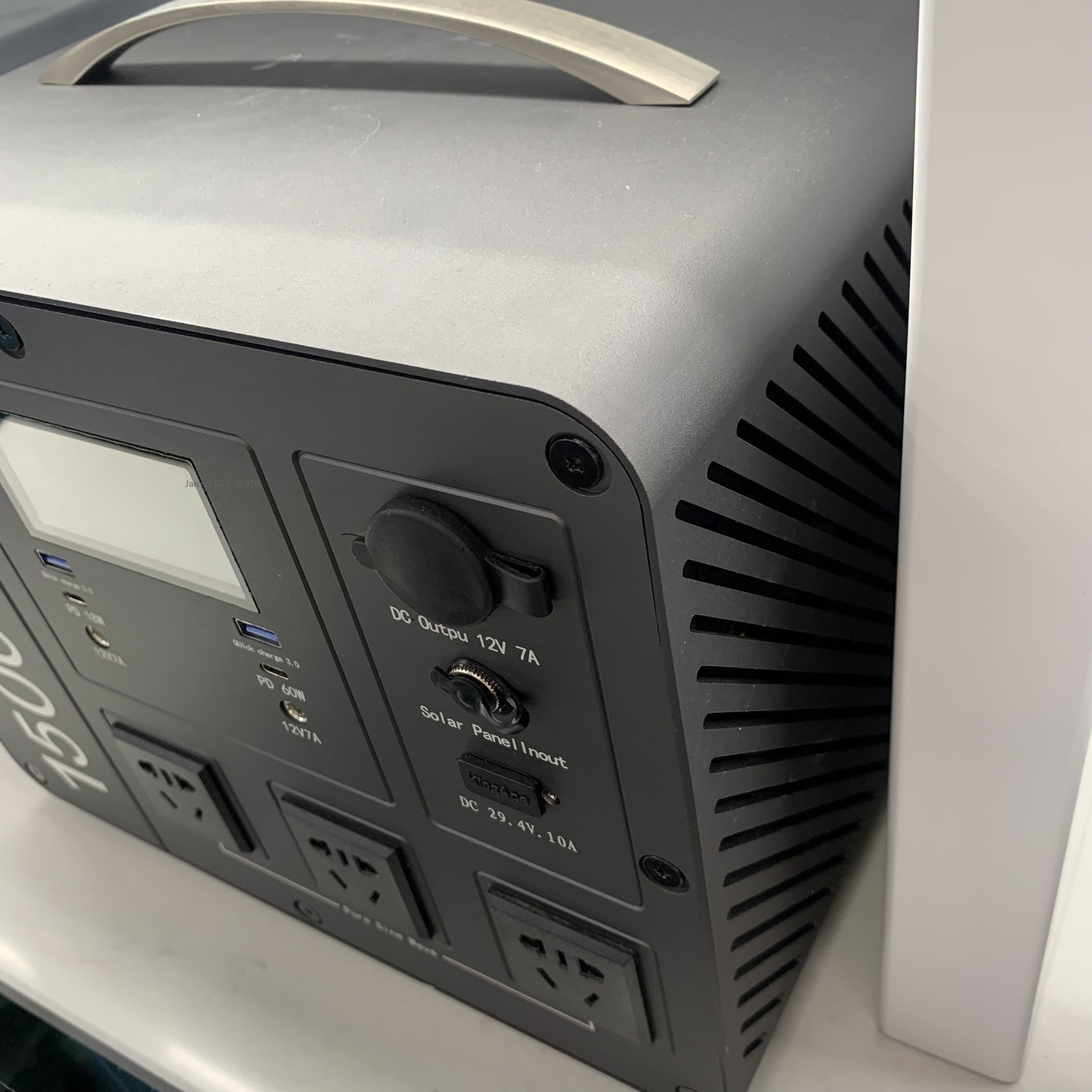 وتشمل مصادر الطاقة المتنقلة القابلة للشحن التي تعمل بالطاقة الشمسية في يلكو طاقة كهربائية 12V 2000WH 3000WH details Picture
