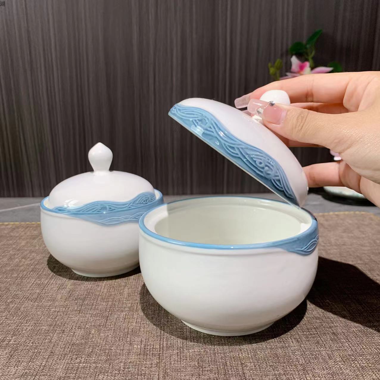 The Fenghua series of ceramic tableware stew POTS are available in 4-inch and 4.5-inch sizes with LIDS. They are suitable for hotels, clubs and banquets