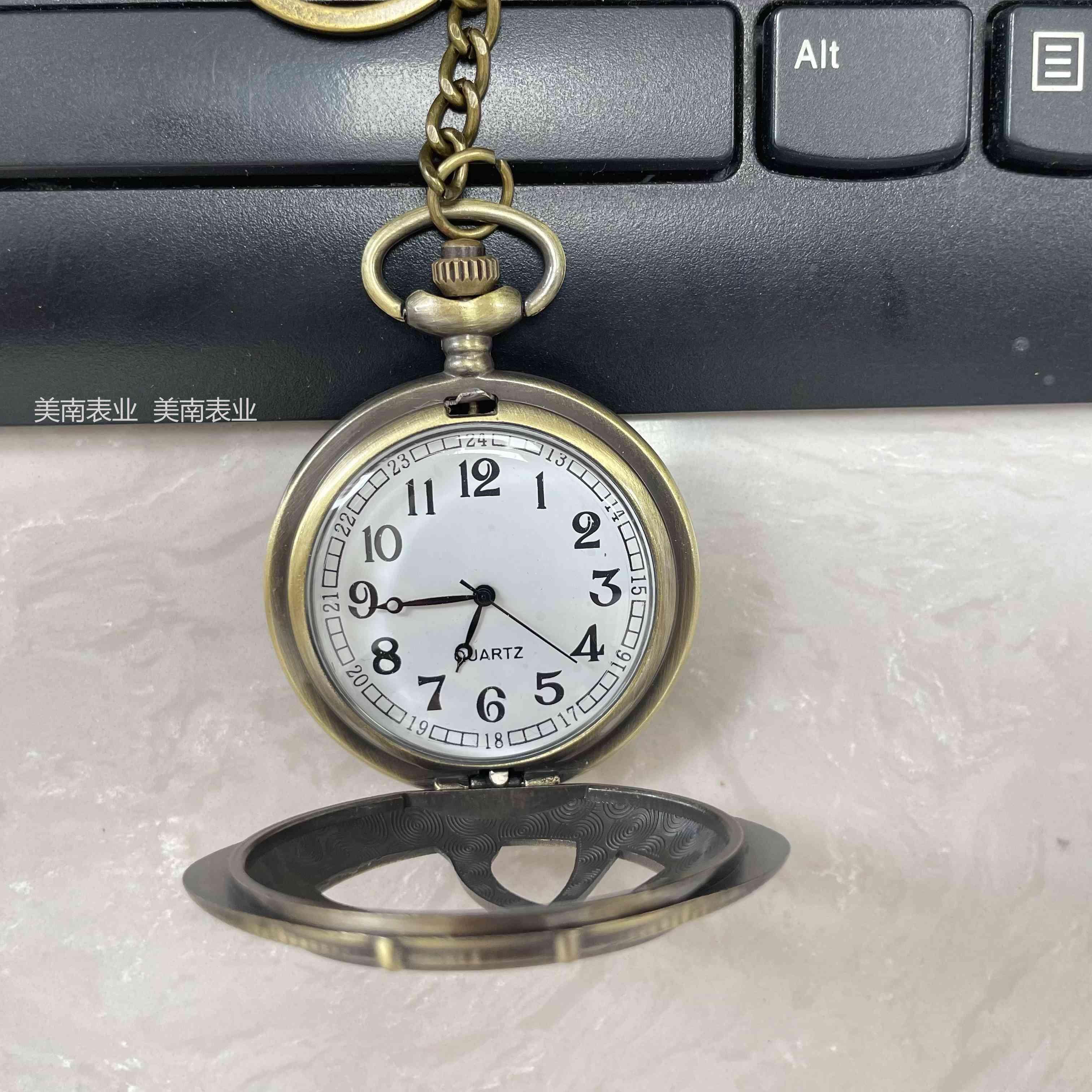 New Angel Magic Eye pocket watch, creative retro flip keychain watch, travel commemorative watch factory direct sales Item Picture
