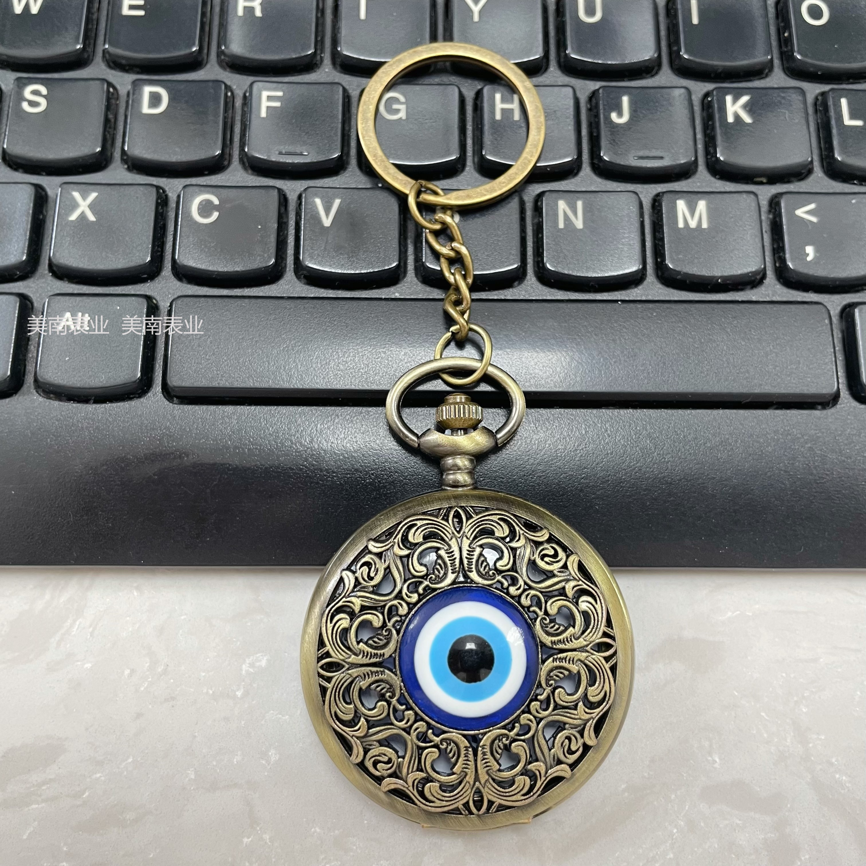 New retro court engraved pocket watch, creative eyes, bronze color nostalgic flip watch, travel commemorative watch Application Scenario