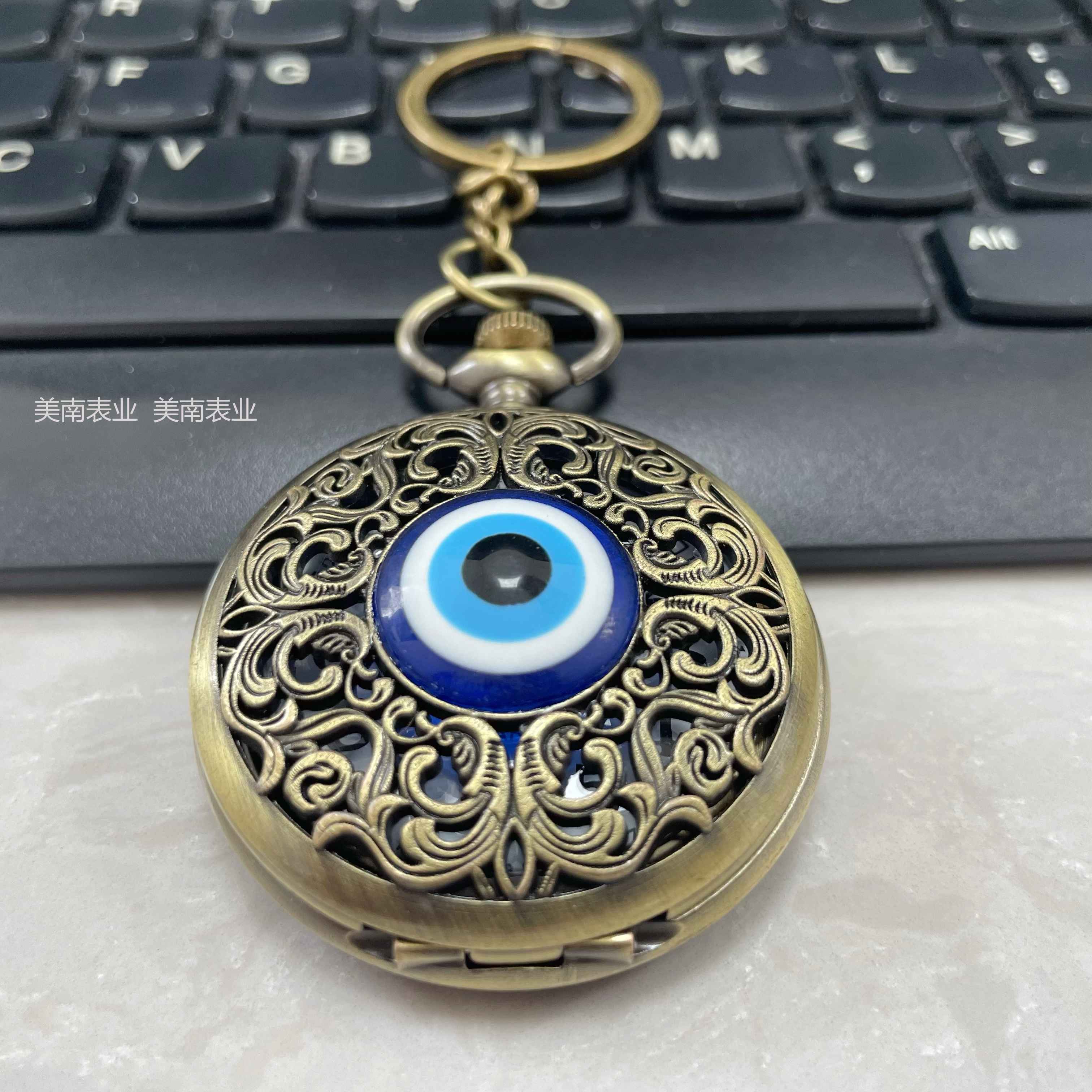 New retro court engraved pocket watch, creative eyes, bronze color nostalgic flip watch, travel commemorative watch details Picture