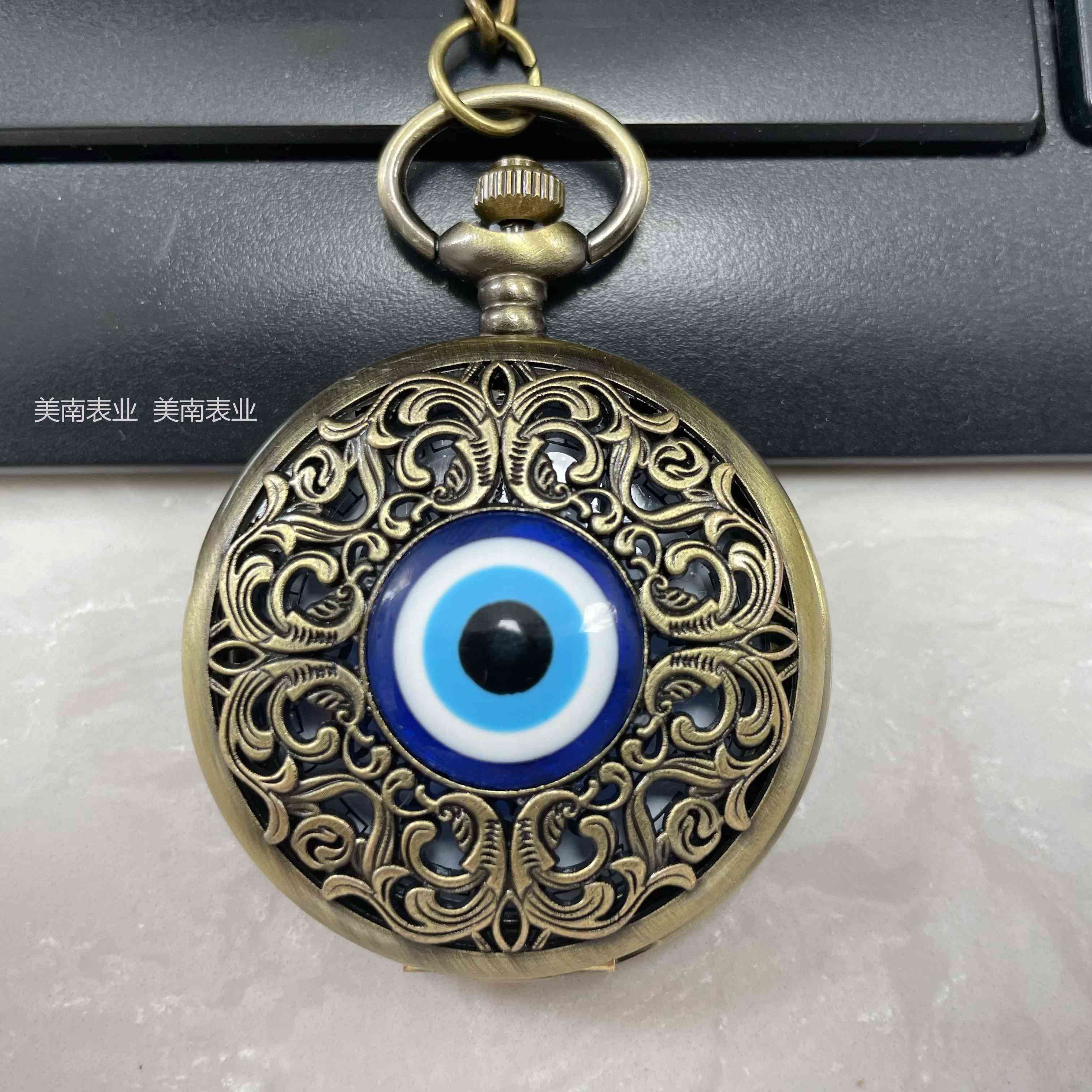 New retro court engraved pocket watch, creative eyes, bronze color nostalgic flip watch, travel commemorative watch