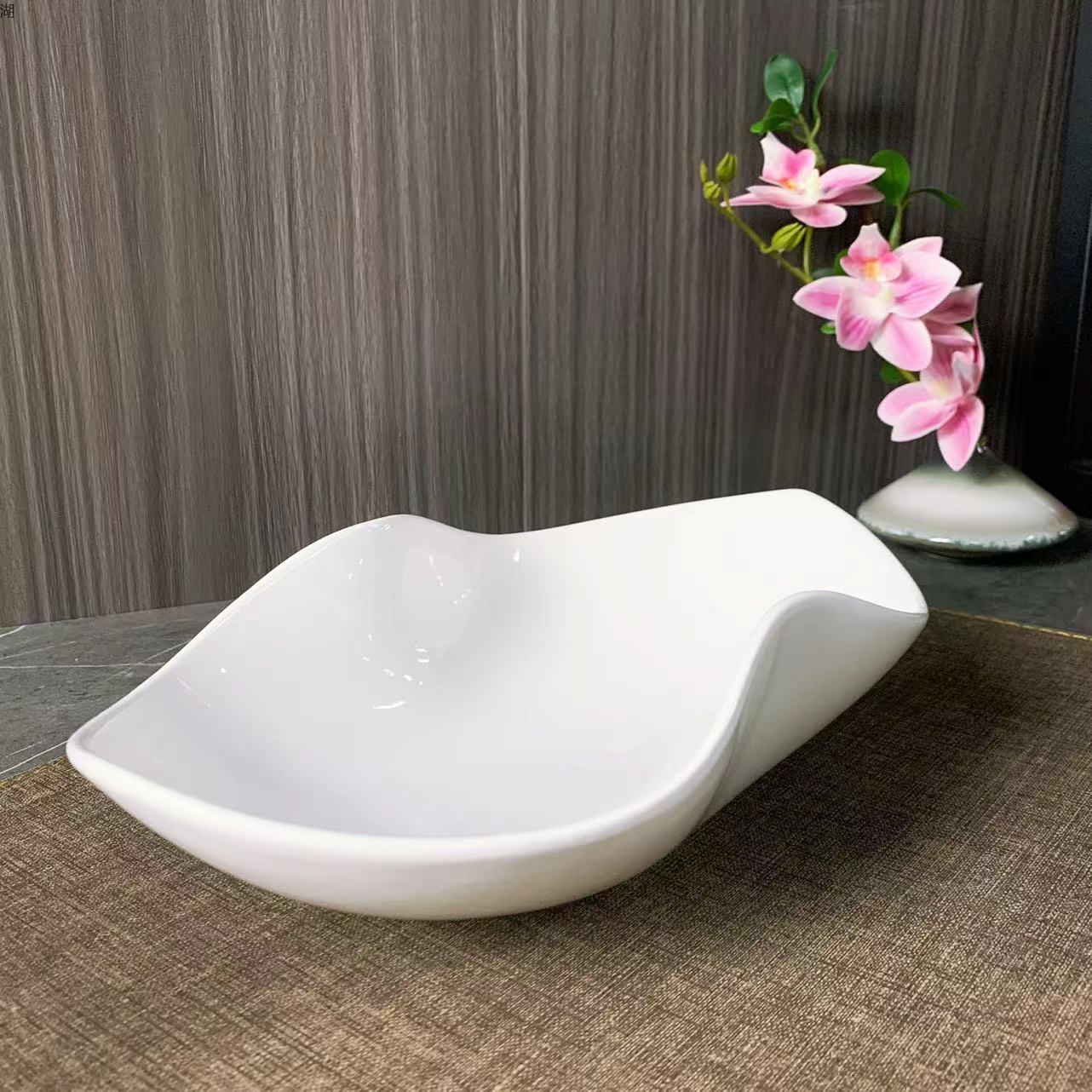 A classic 10.5-inch white porcelain peanut plate with an irregular pinch edge design, suitable for hotels, restaurants, banquets and home use pic 3