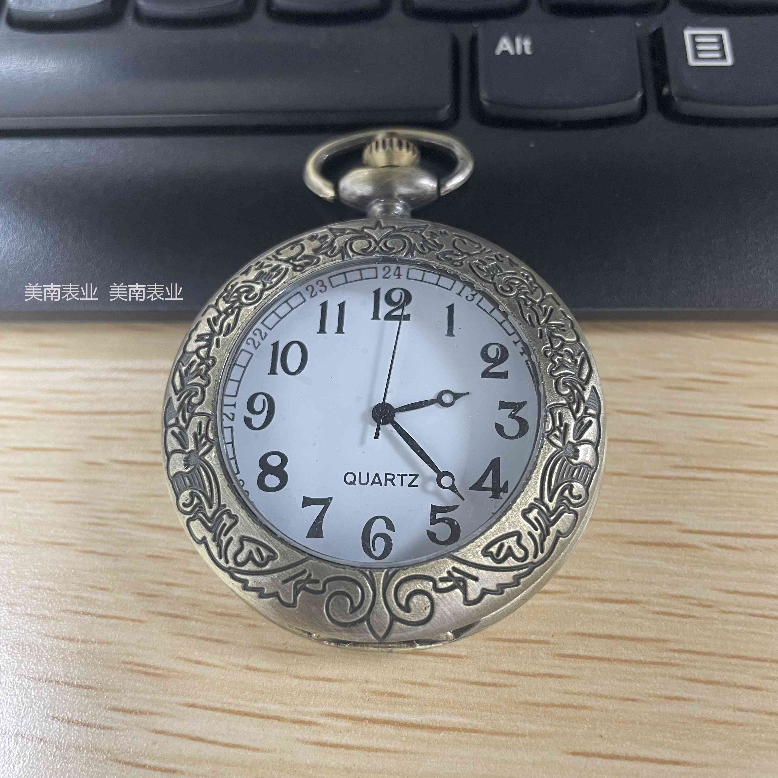 Wholesale of new vintage digital dial bronze pocket watches, necklaces, large dial flip watches and travel commemorative watches Item Picture