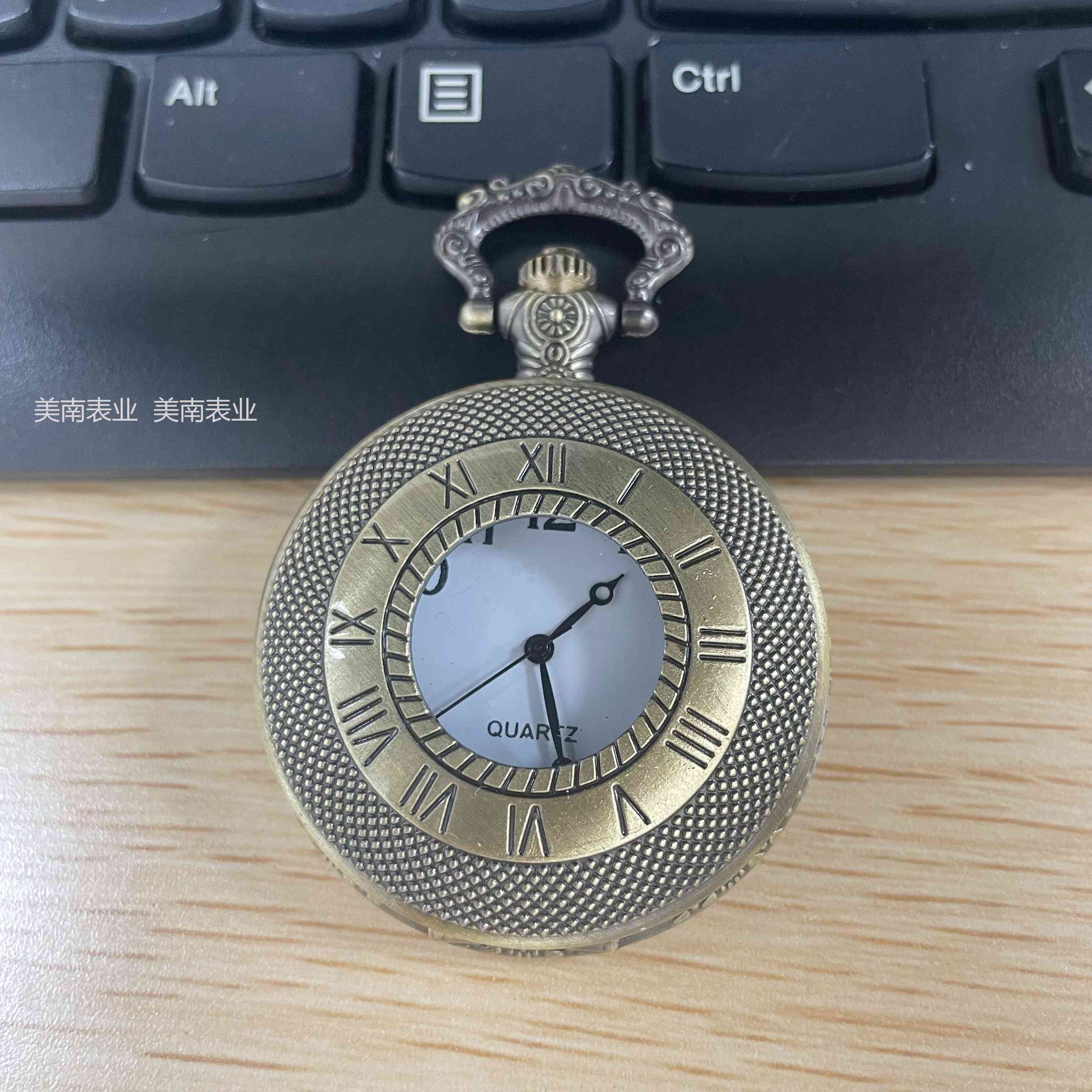 Venta directa de fábrica reloj de bolsillo retro reloj de colgante de bronce reloj conmemorativo de viaje reloj de bolsillo retro flip al por mayor Specification image