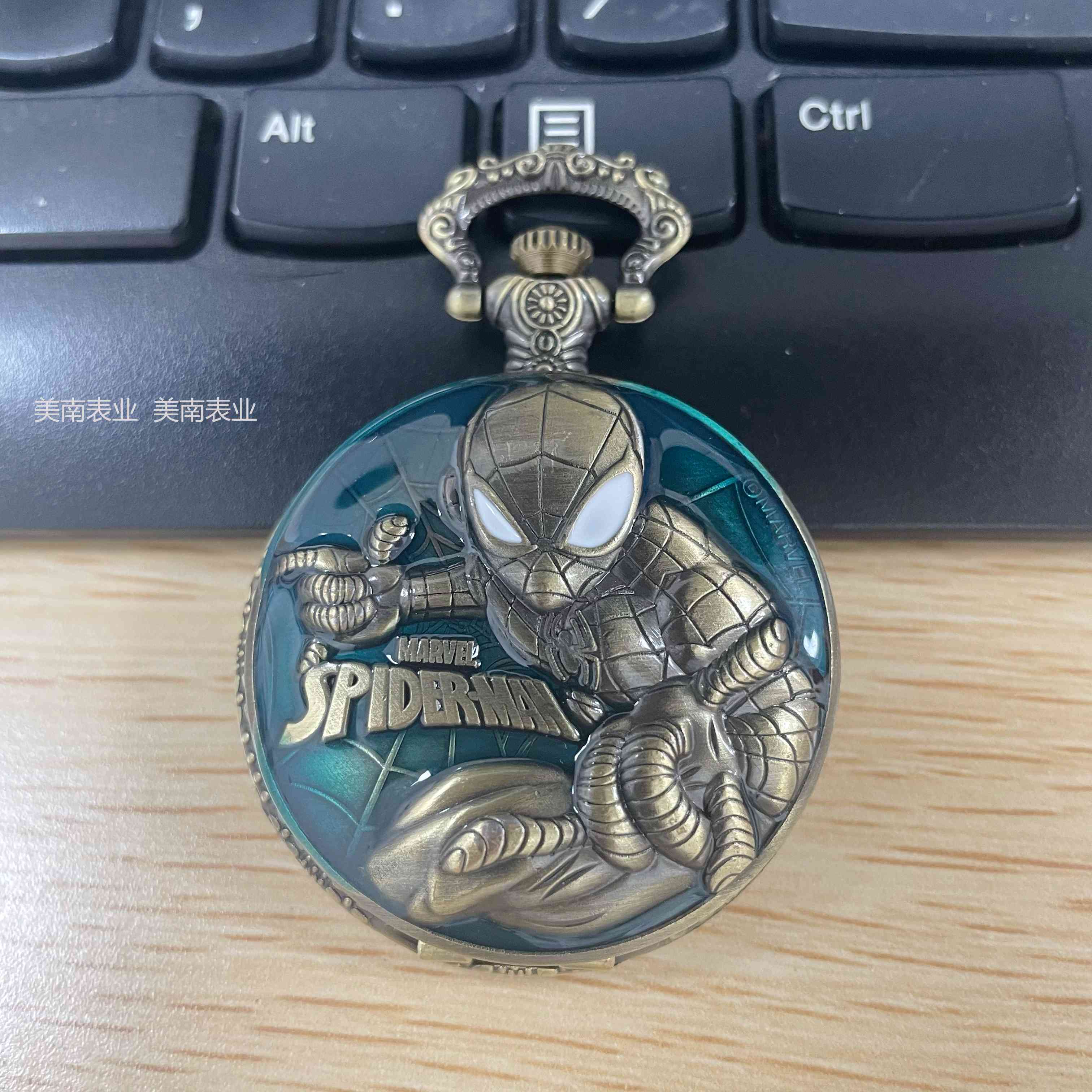 The latest retro pocket watch, creative cartoon animation Spider-Man resin three-dimensional pattern student pendant watch quartz watch